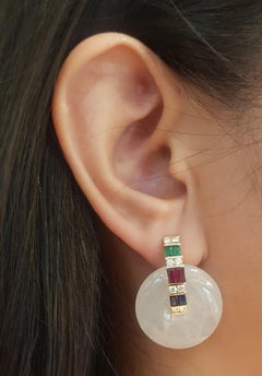 Orecchini di giada bianca, smeraldo, rubino, zaffiro blu e diamante in oro 18 carati