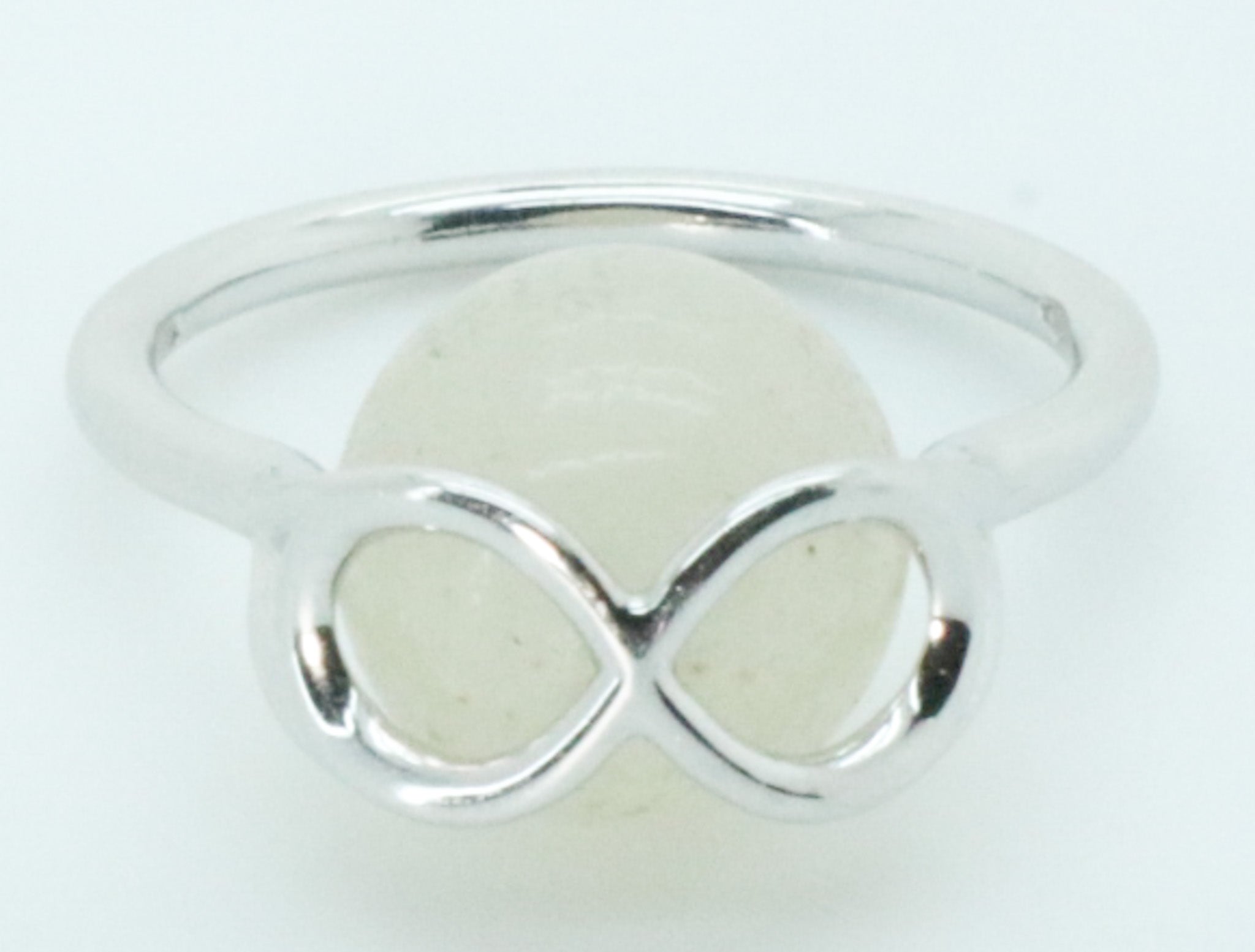 Bague cocktail en or blanc 18 carats, jade blanc, symbole de l'infini et pierres interchangeables en vente