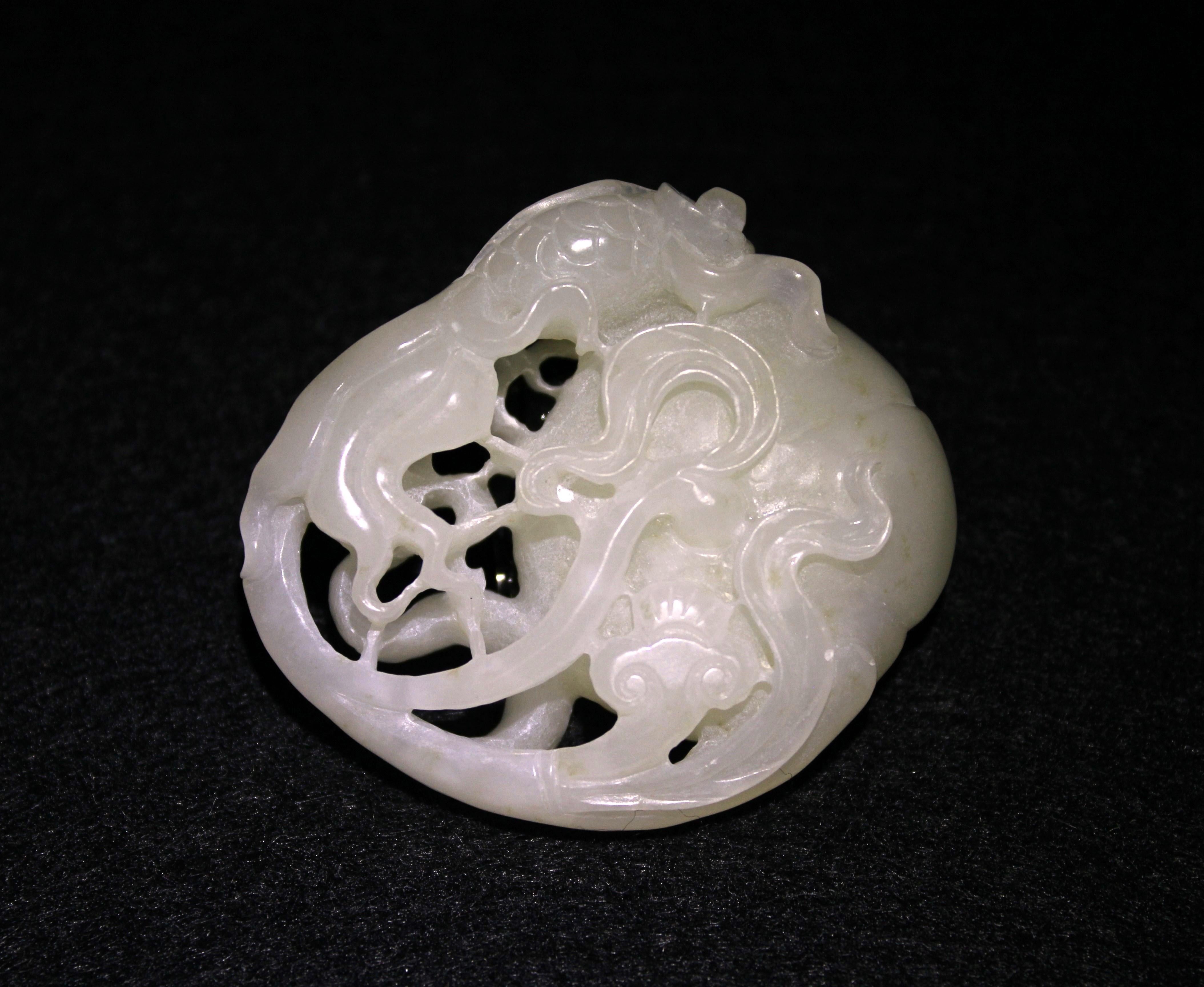 Artisan Pendentif lotus et poisson doré en jade blanc (rapport GIA 2239295018) en vente