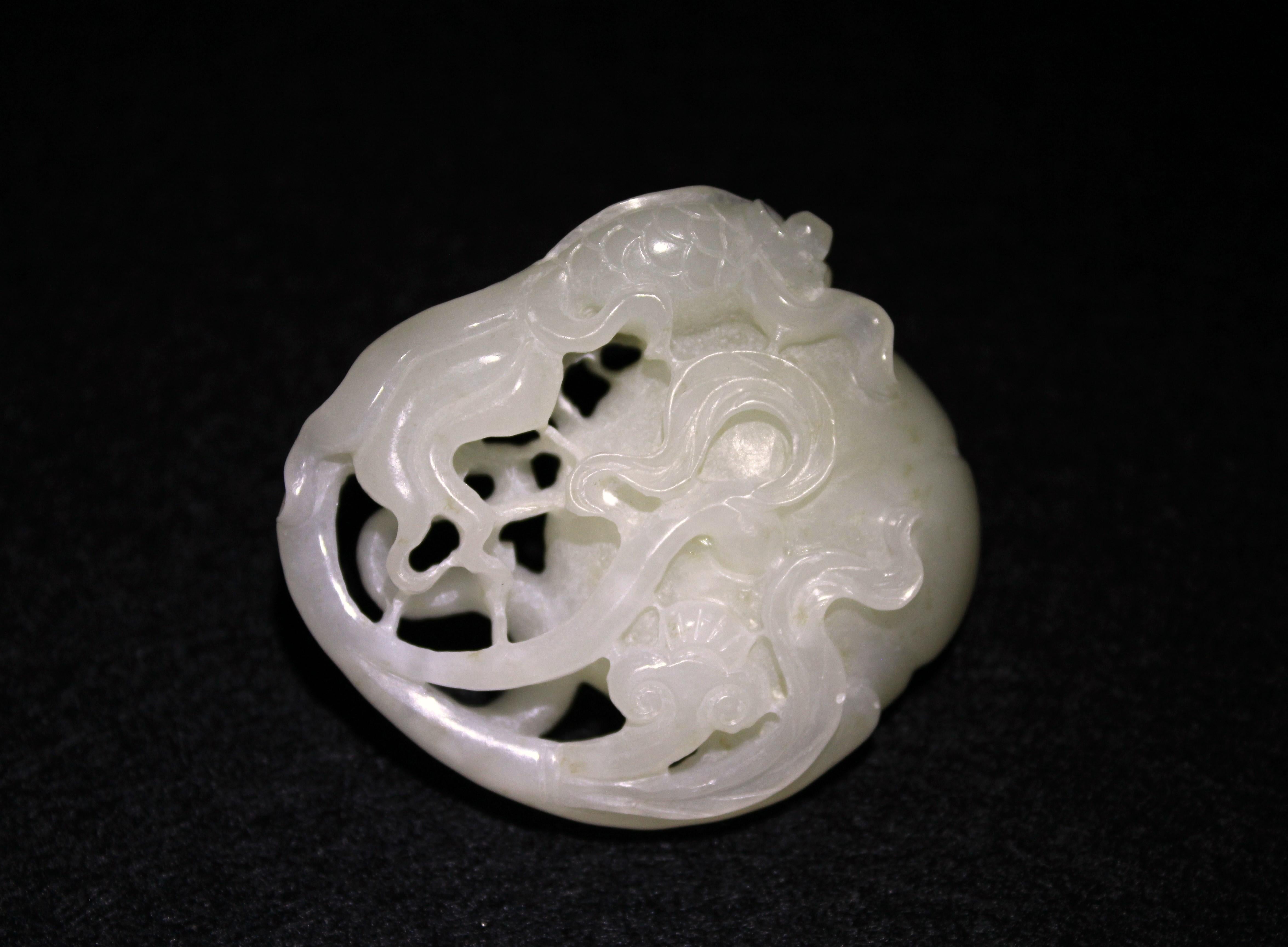 Pendentif lotus et poisson doré en jade blanc (rapport GIA 2239295018) Excellent état - En vente à San Diego, CA