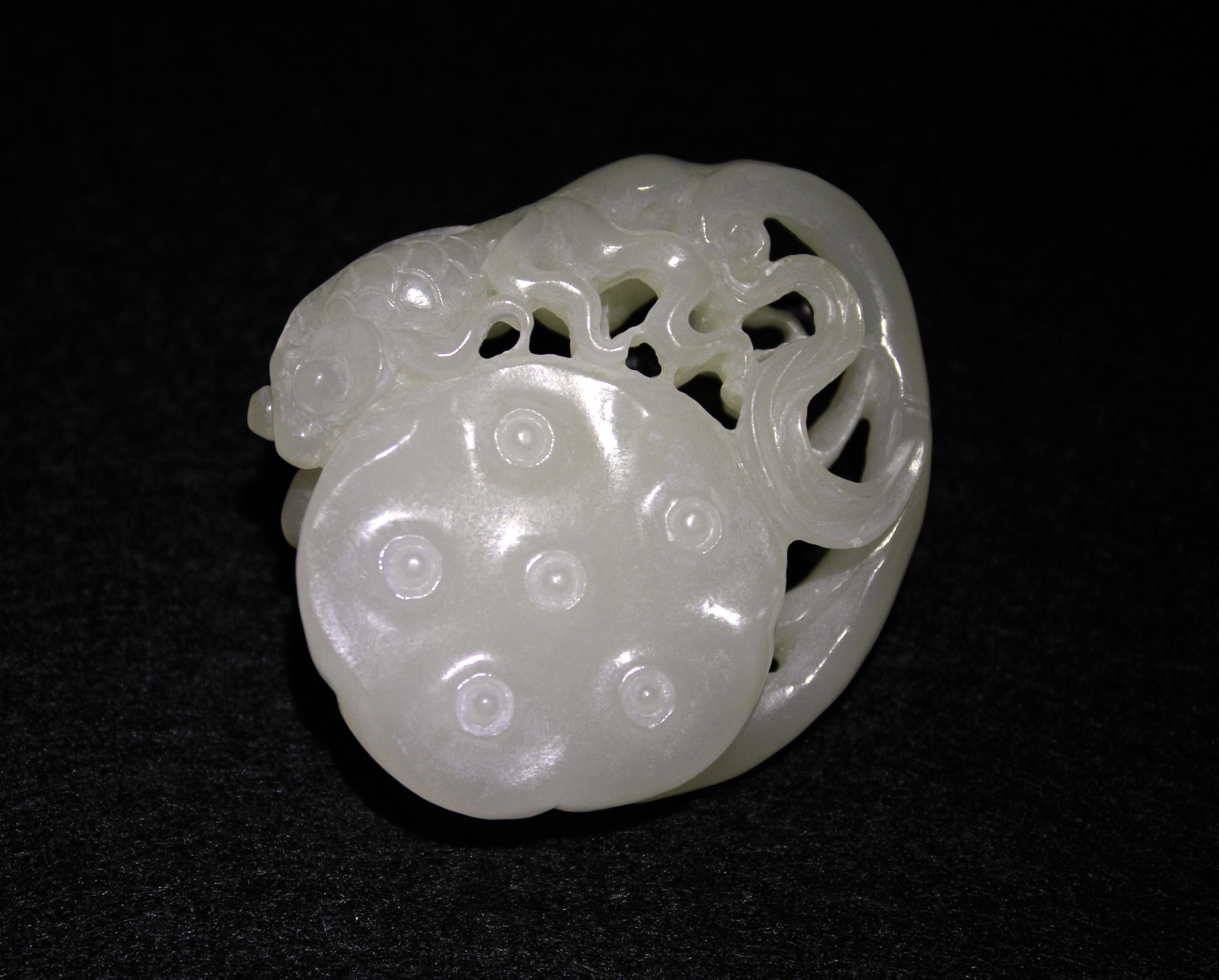 Pendentif lotus et poisson doré en jade blanc (rapport GIA 2239295018) Unisexe en vente