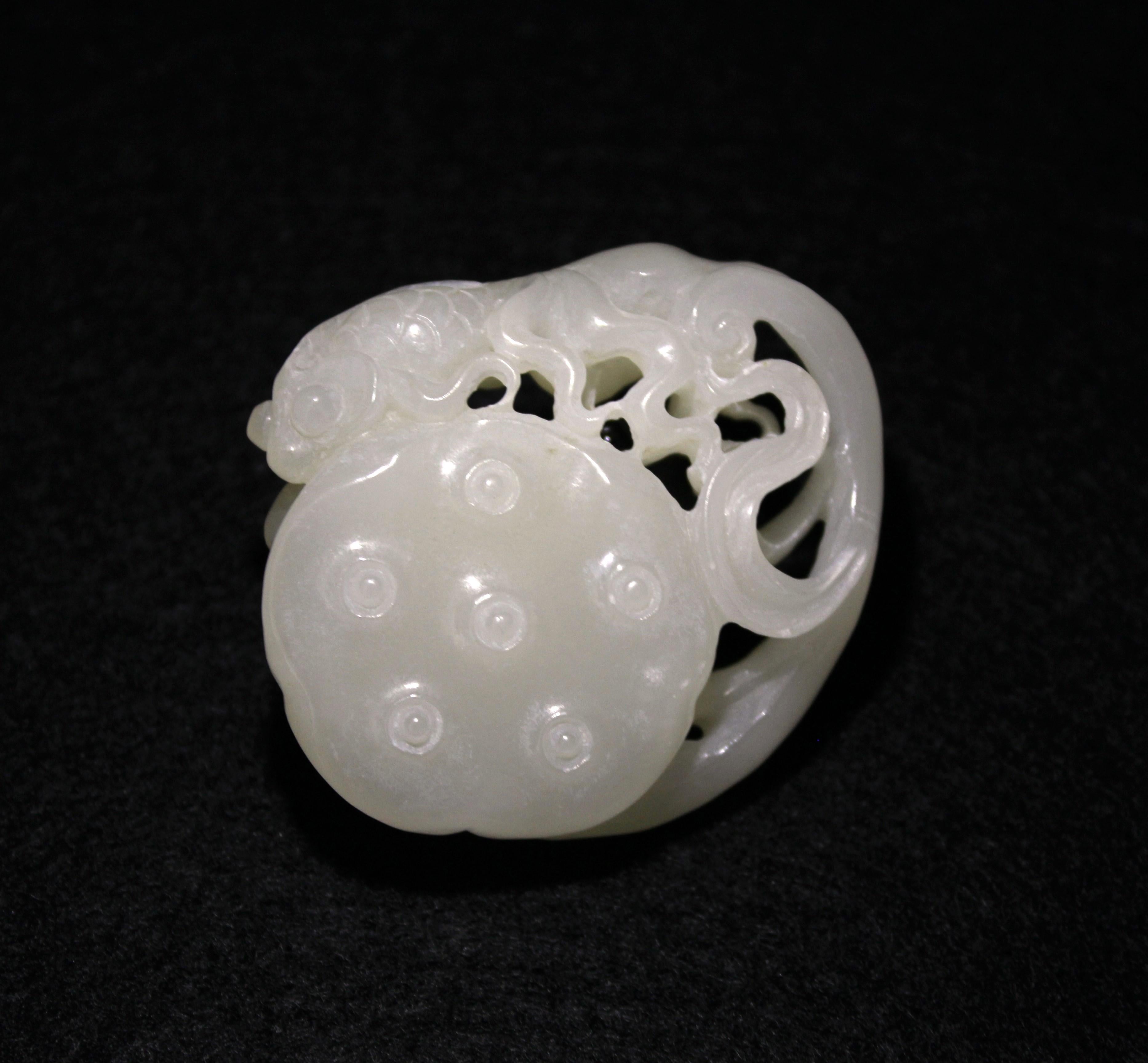 Pendentif lotus et poisson doré en jade blanc (rapport GIA 2239295018) en vente 1