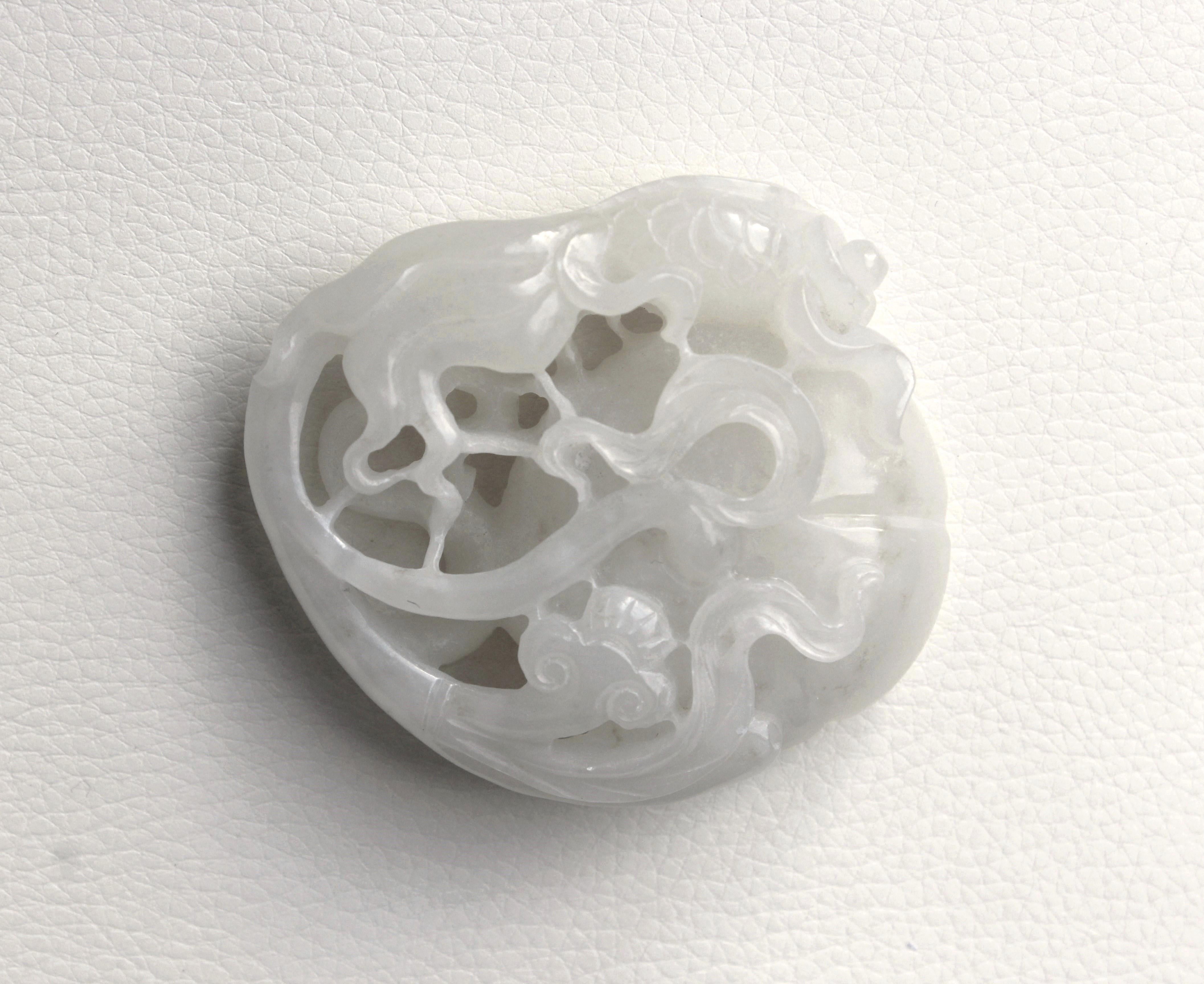 Pendentif lotus et poisson doré en jade blanc (rapport GIA 2239295018) en vente 2