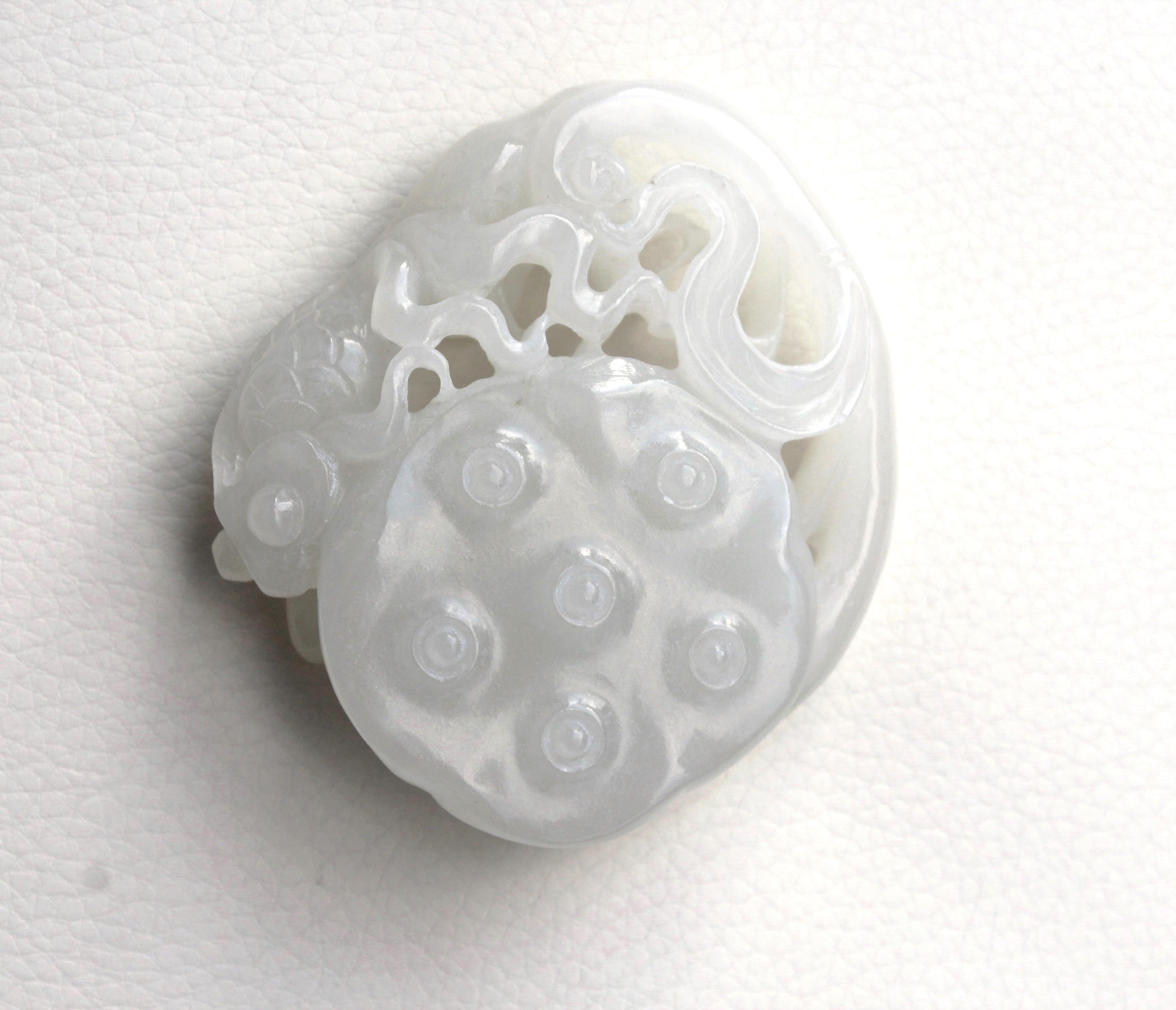 Pendentif lotus et poisson doré en jade blanc (rapport GIA 2239295018) en vente 3