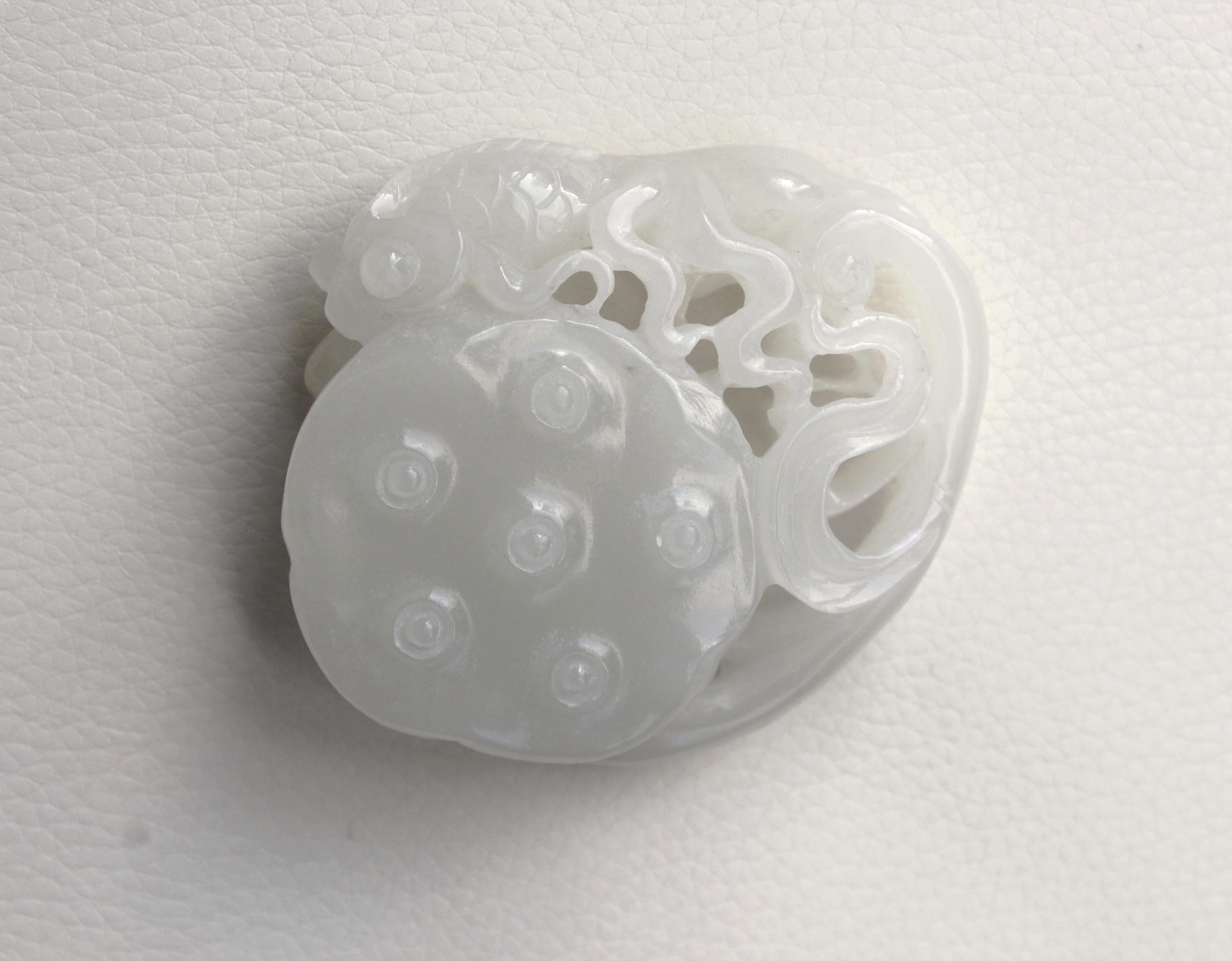 Pendentif lotus et poisson doré en jade blanc (rapport GIA 2239295018) en vente 4