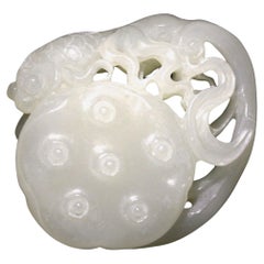 Weißer Lotus- und Goldfisch-Anhänger aus weißer Jade (GIA-Bericht 2239295018)