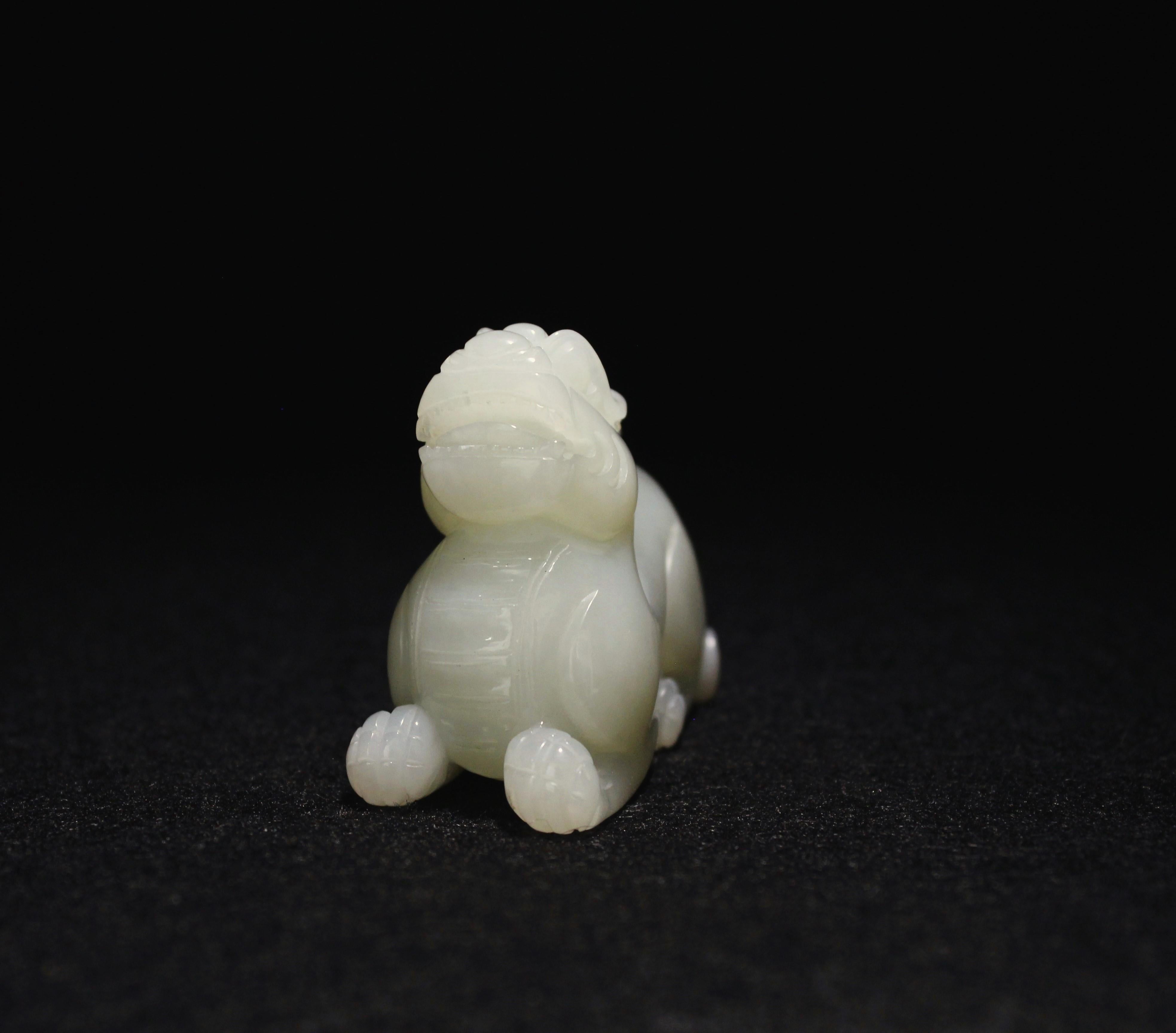 We the Beast Mythique en Jade Blanc - Unihorn accroupi Unisexe en vente