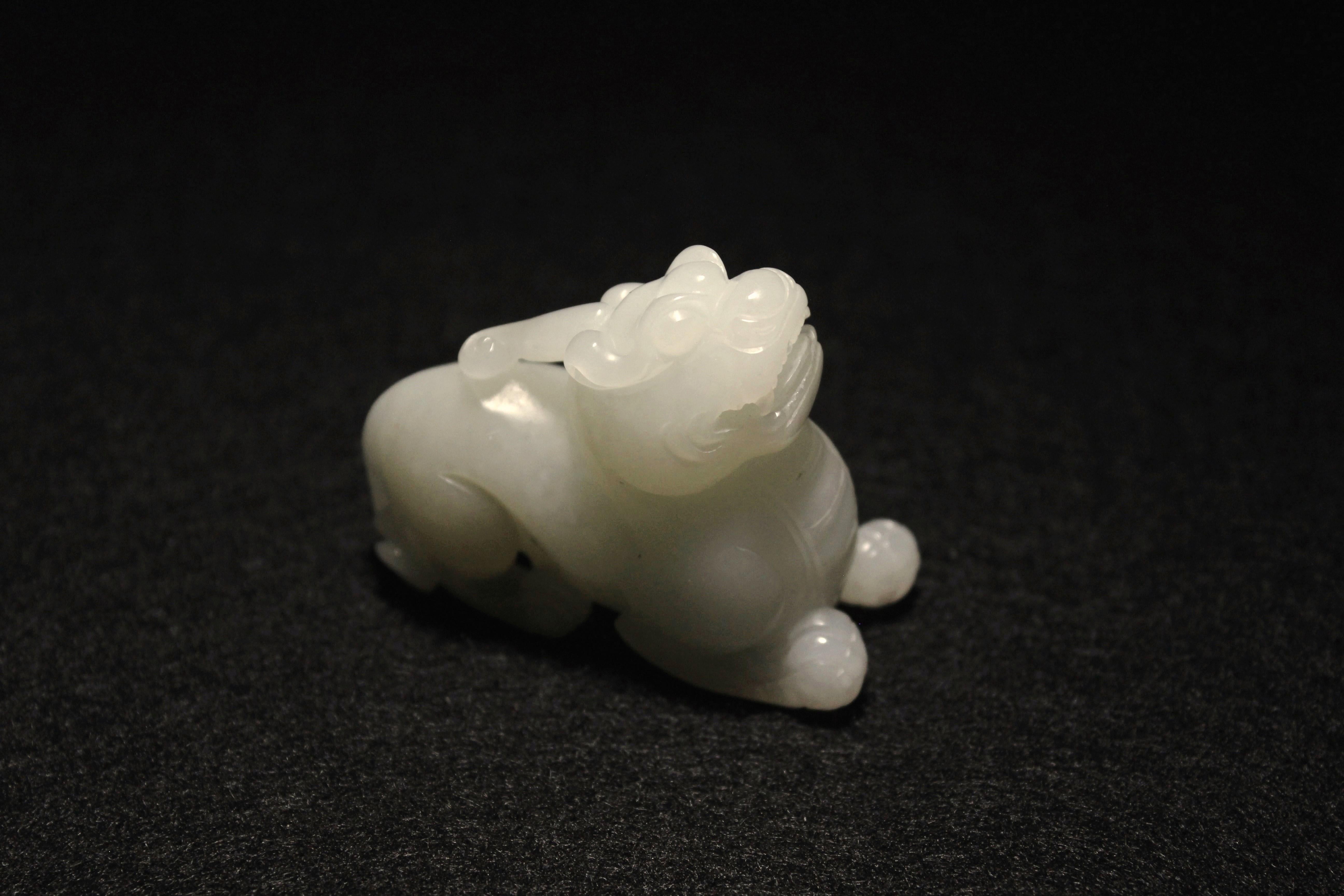 We the Beast Mythique en Jade Blanc - Unihorn accroupi en vente 1