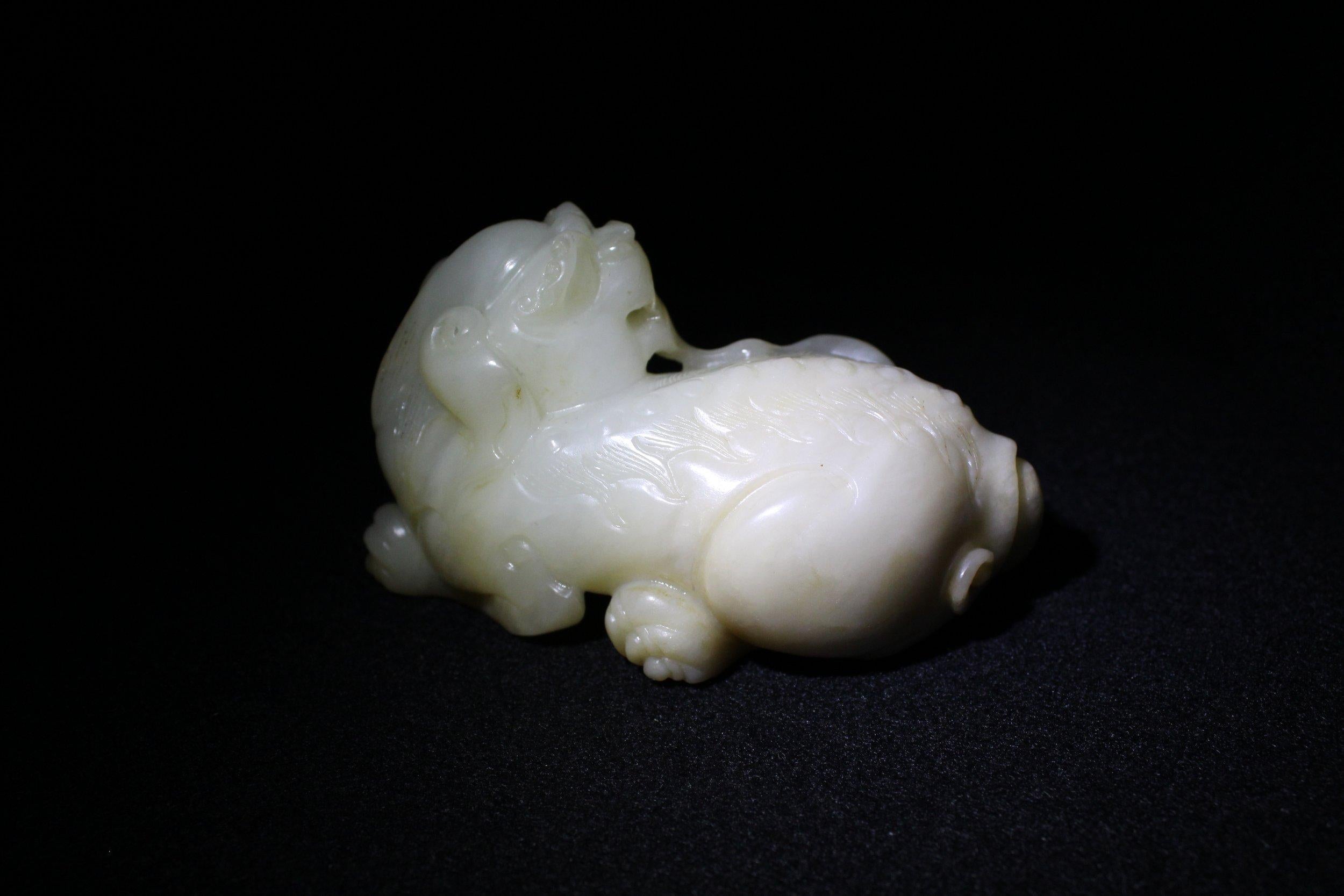 White Jade Mythical Beast In Good Condition For Sale In San Diego, CA