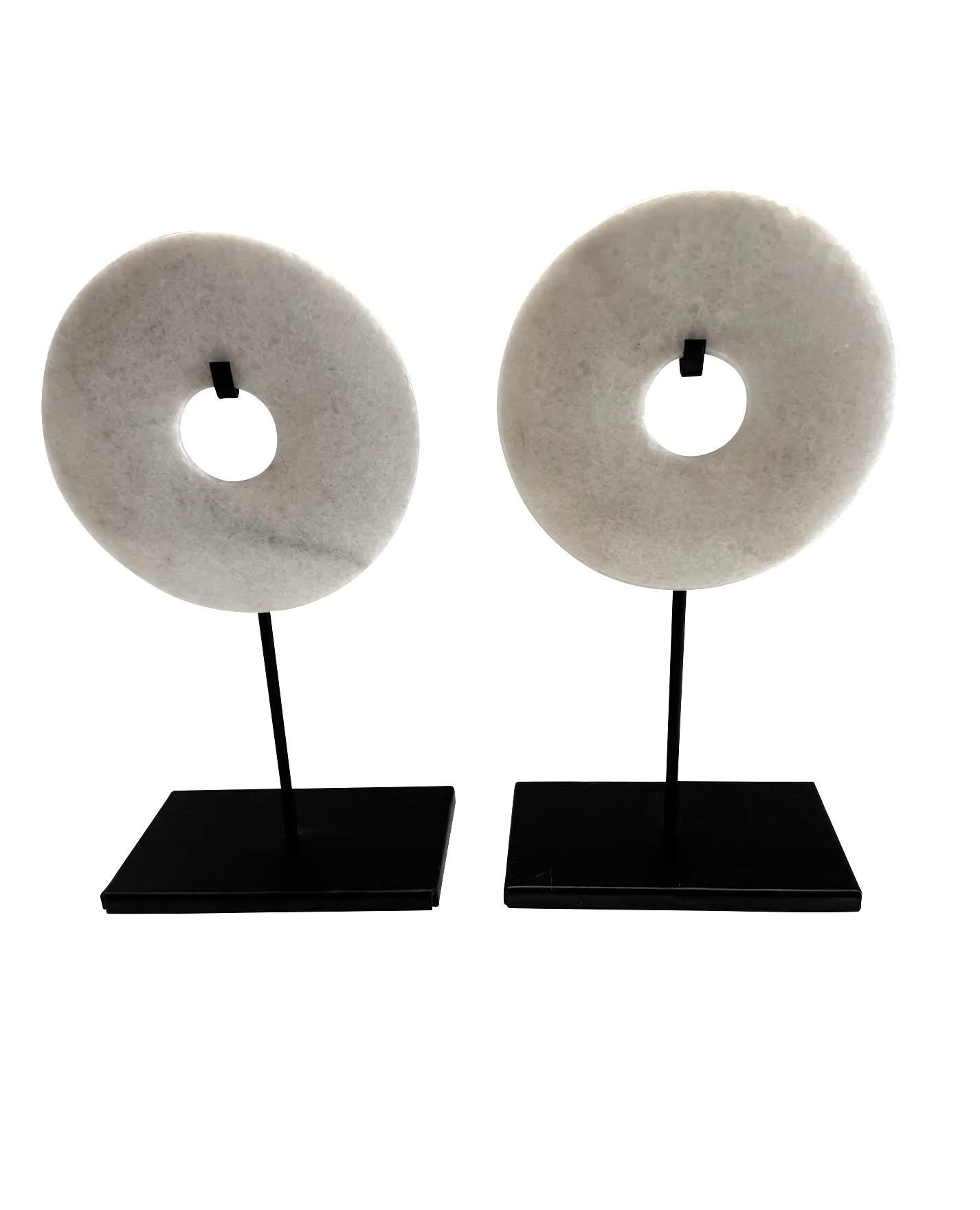 Conjunto chino contemporáneo de dos discos lisos de jade blanco.
La piedra es mármol dolomita, también conocido como 