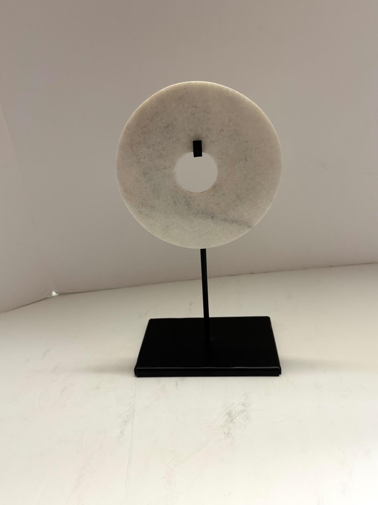Juego De Dos Discos Lisos De Jade Blanco Sobre Soportes, China, Contemporáneo Chino en venta