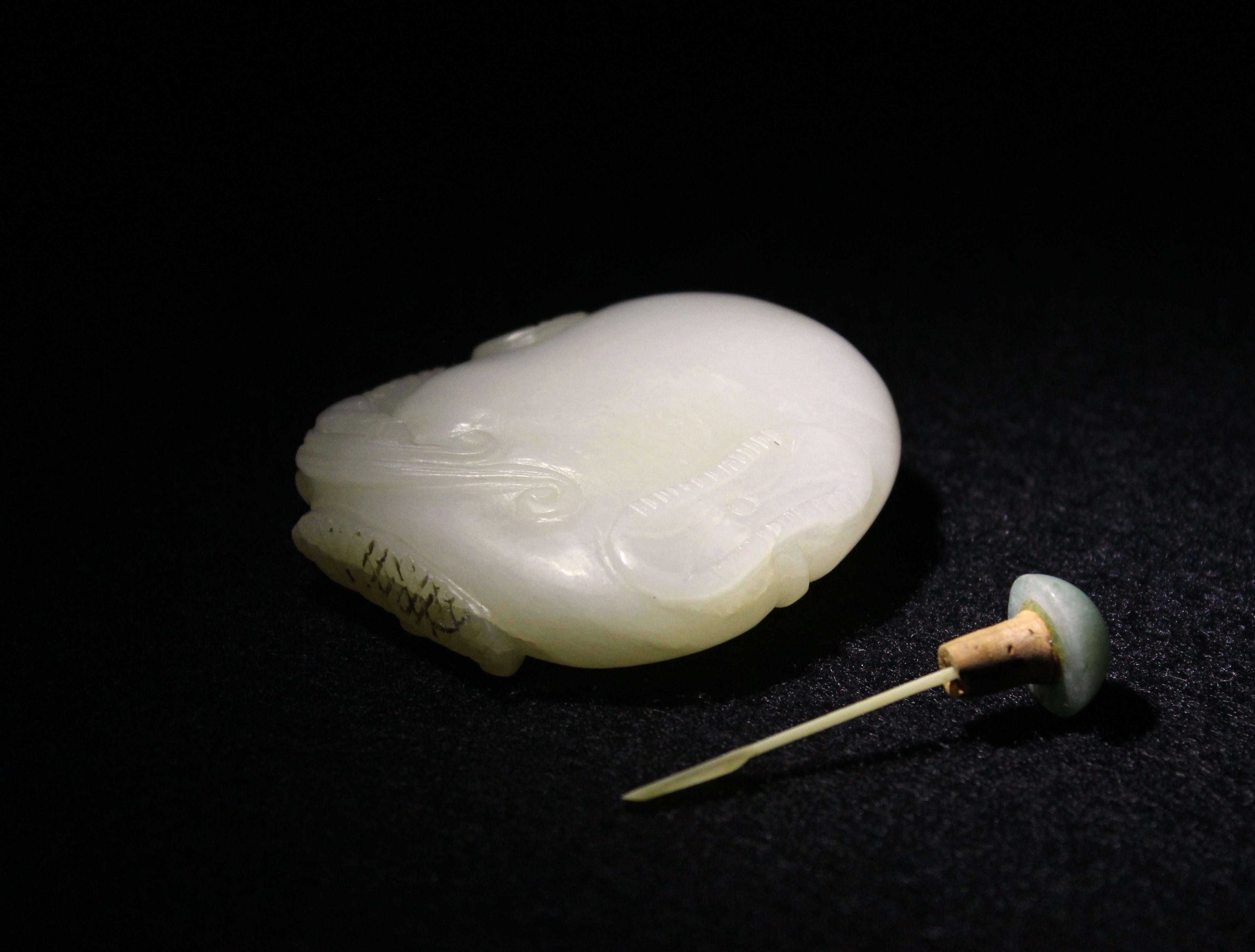 White Jade Snuff Bottle with Chilong & Lotus Motif, Green Jadeite Cap For Sale 6