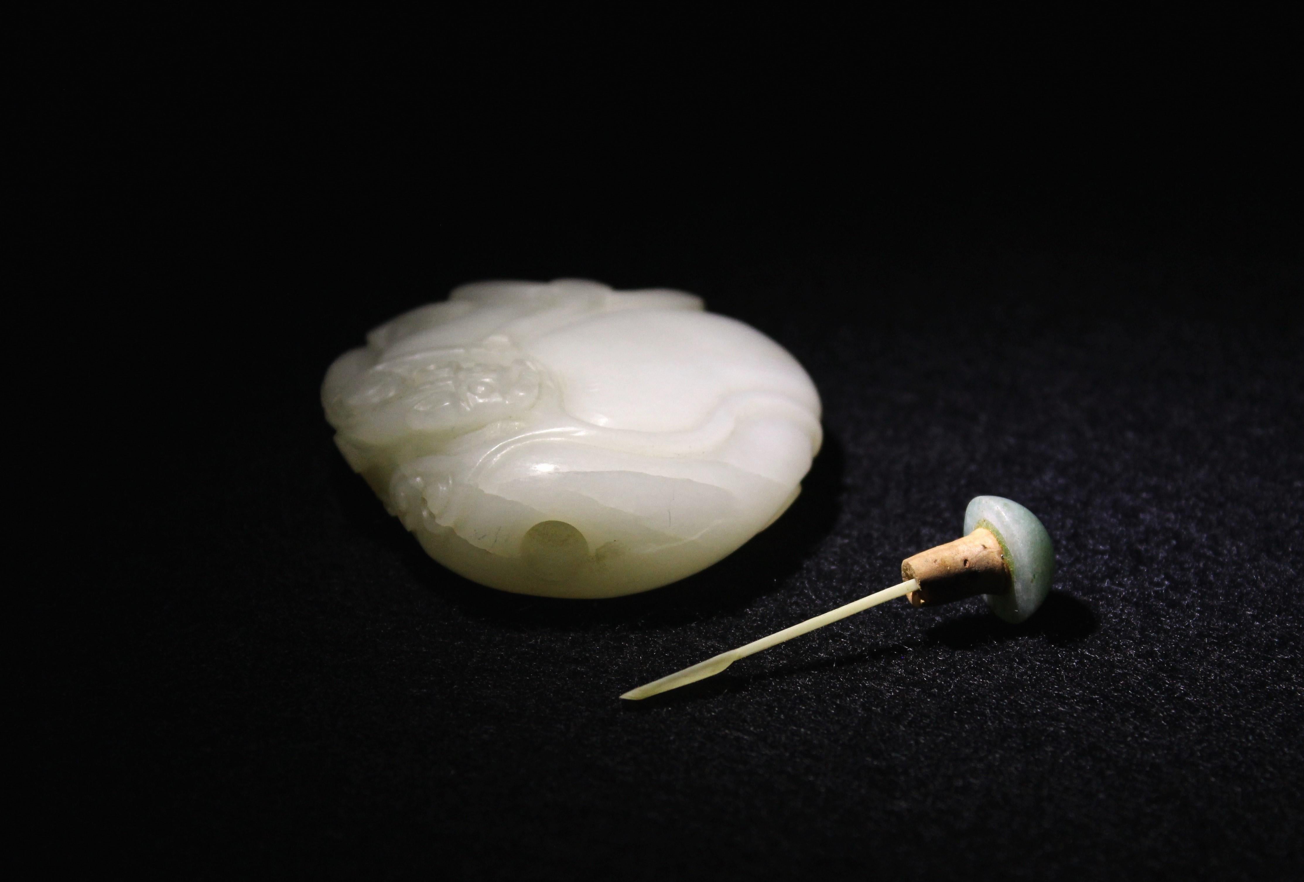 White Jade Snuff Bottle with Chilong & Lotus Motif, Green Jadeite Cap For Sale 7