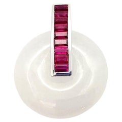 Pendentif en jade blanc et rubis serti dans des montures en or blanc 18 carats