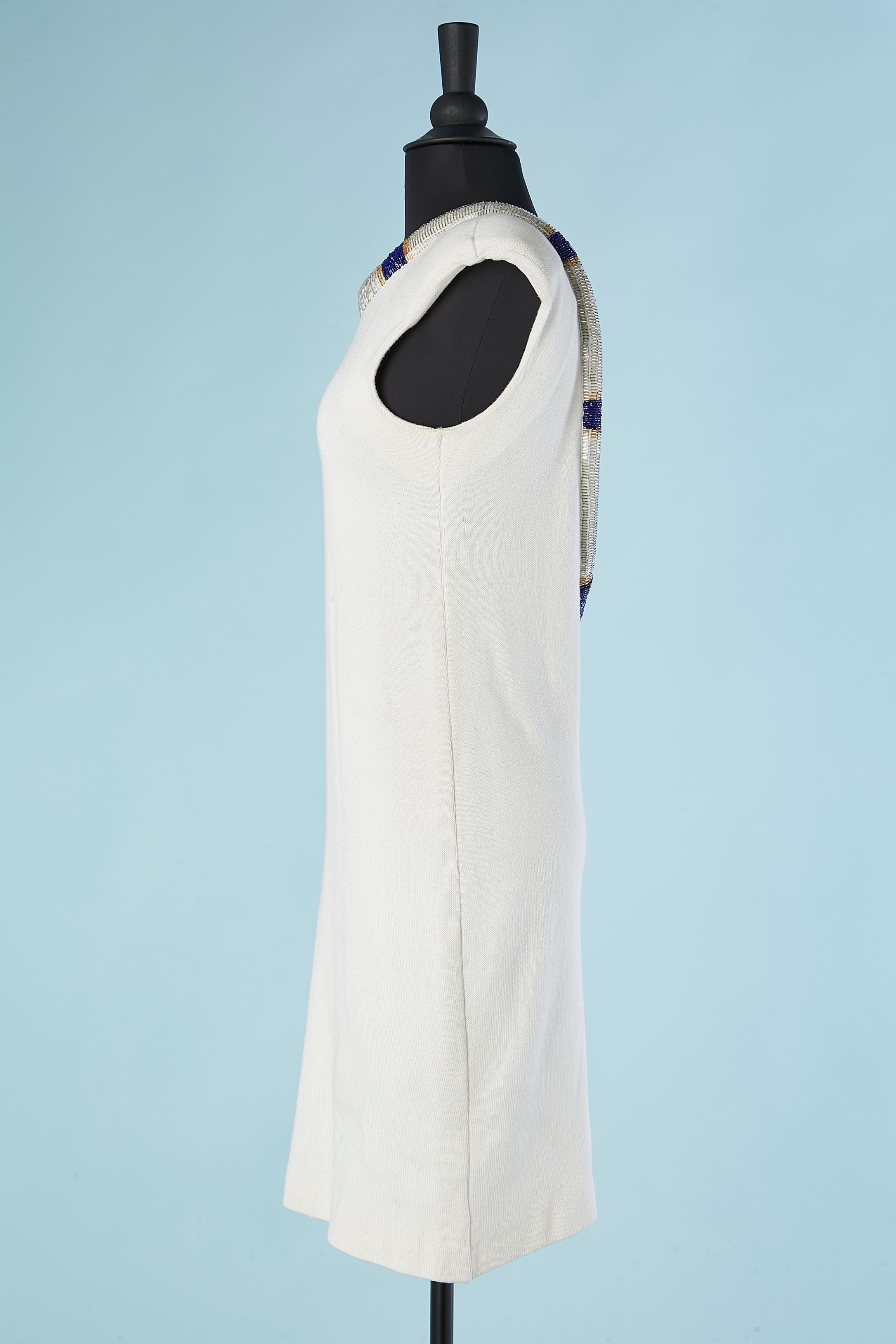 White jersey cocktail dress with beaded neckline edge and back Circa 1980's  In Good Condition For Sale In Saint-Ouen-Sur-Seine, FR