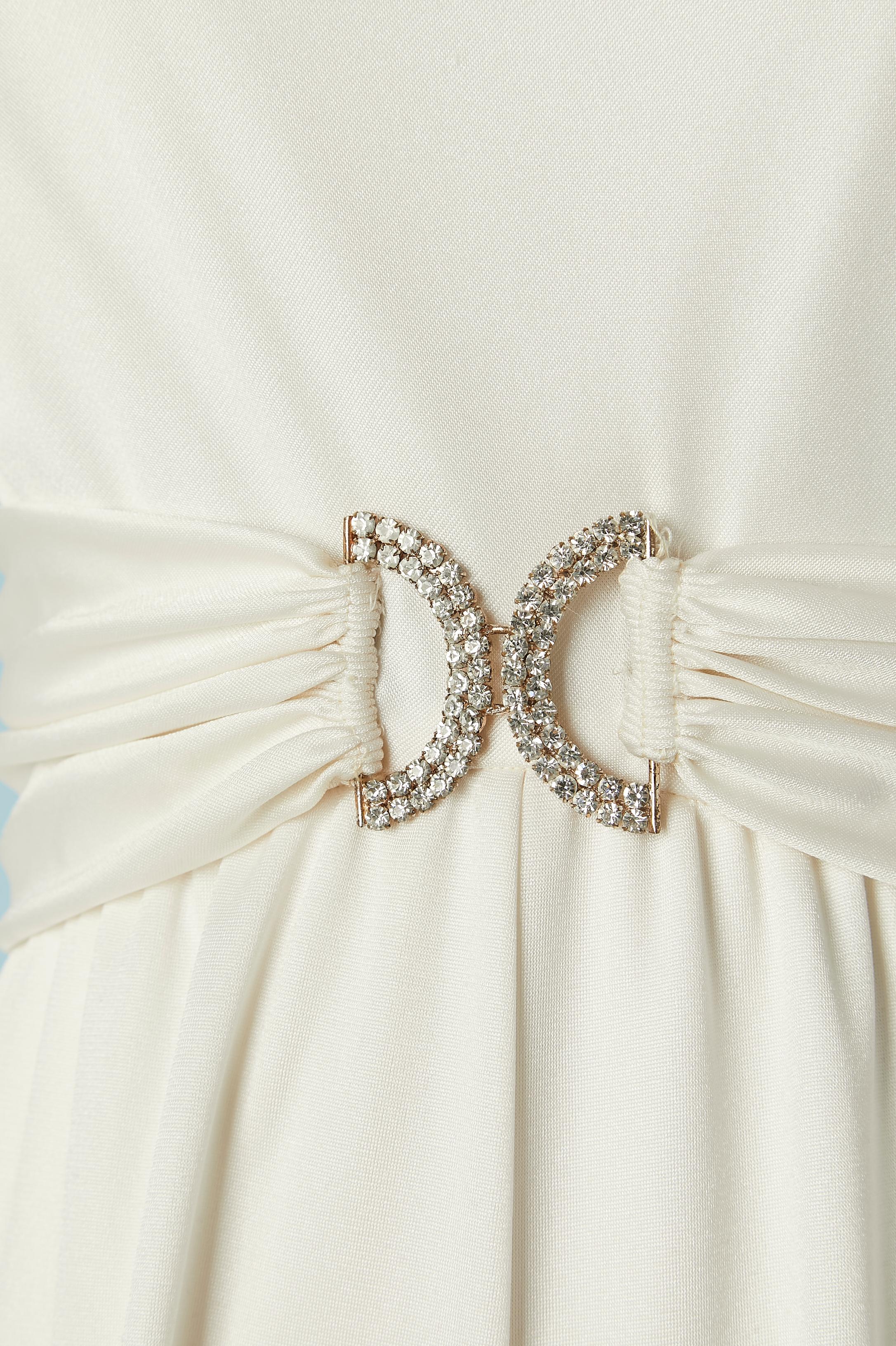 White jersey evening dress with rhinestone belt buckle and white feather edge In Excellent Condition For Sale In Saint-Ouen-Sur-Seine, FR