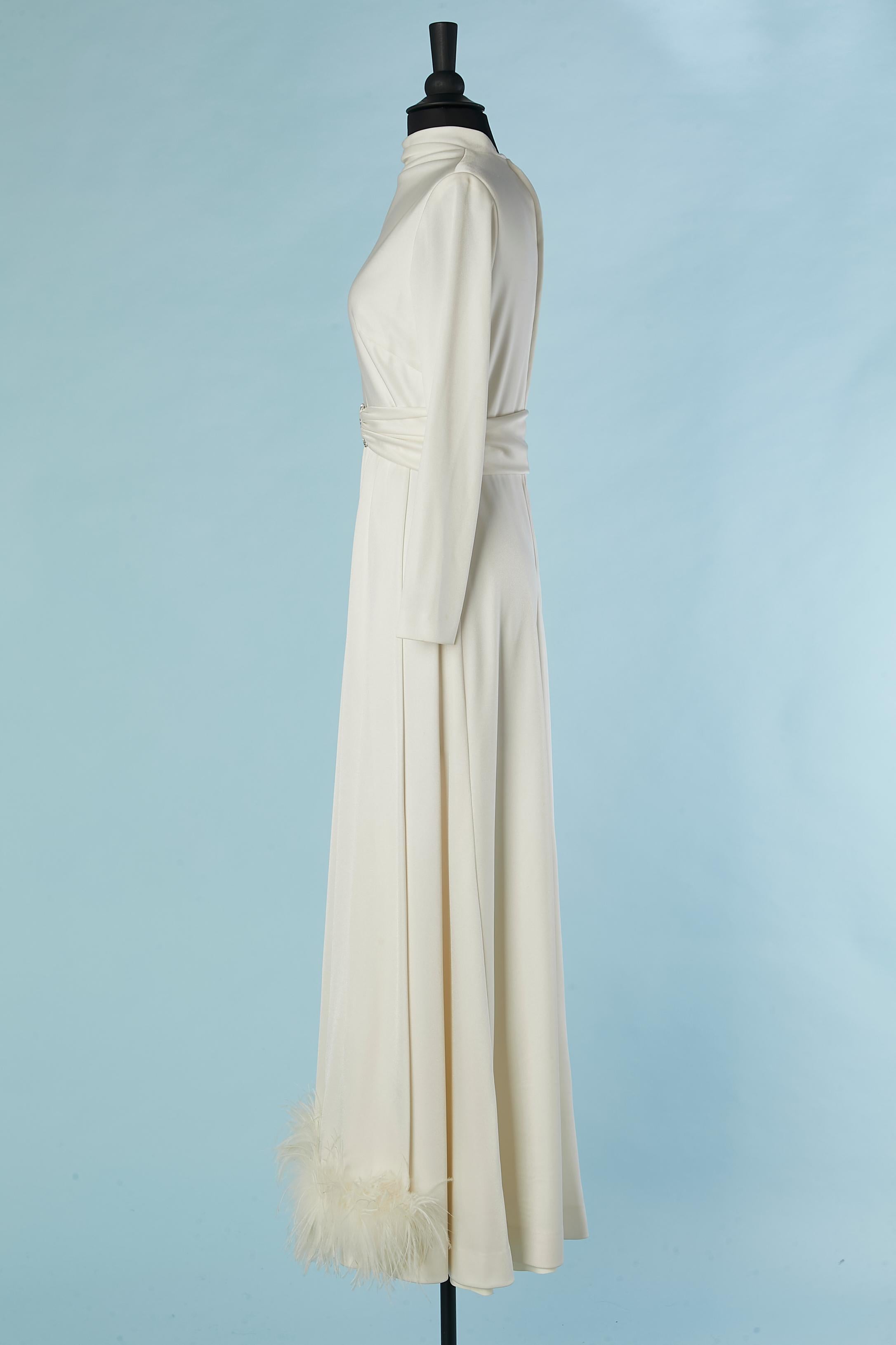 White jersey evening dress with rhinestone belt buckle and white feather edge For Sale 1