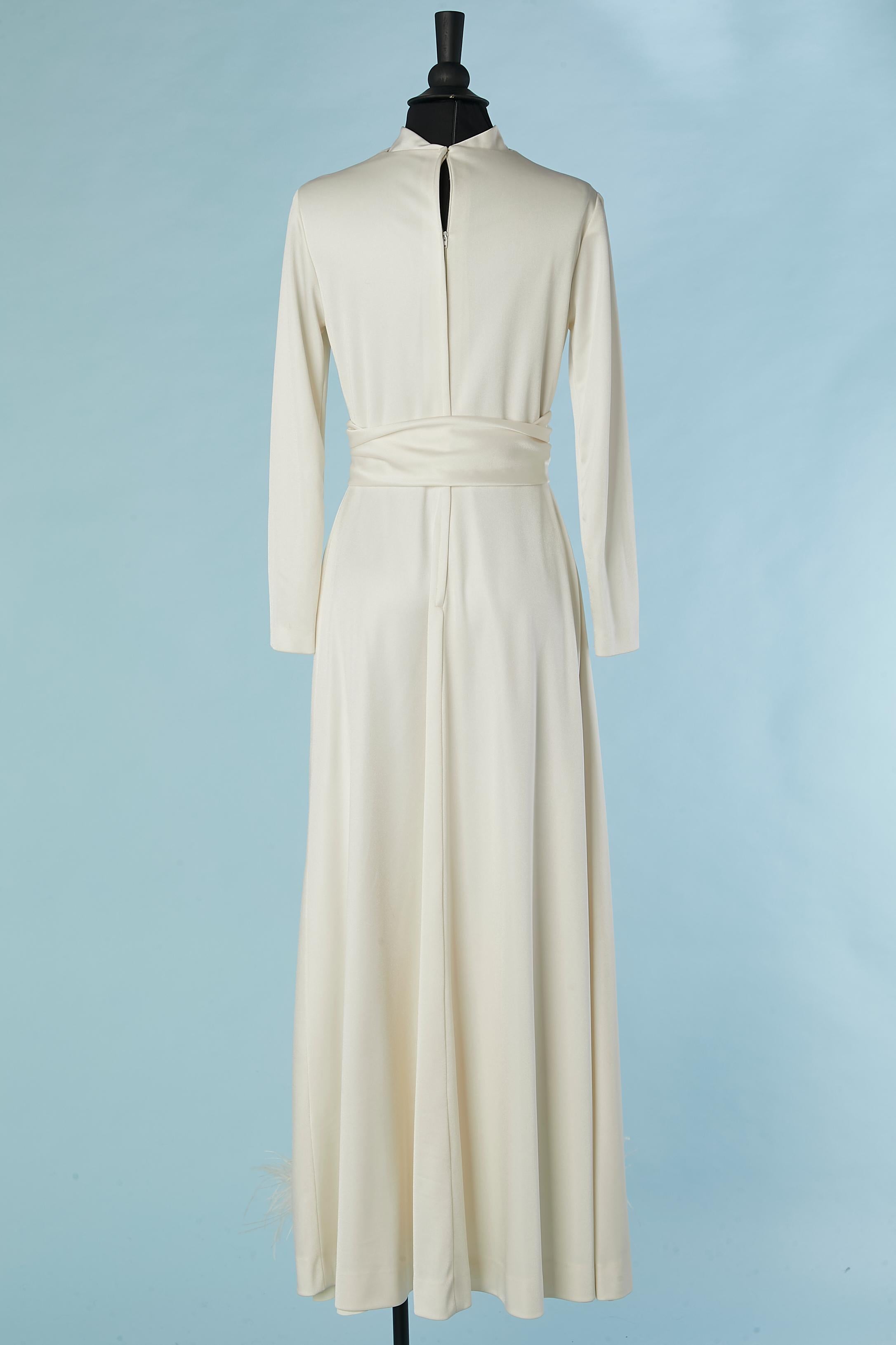 White jersey evening dress with rhinestone belt buckle and white feather edge For Sale 2