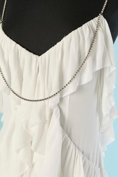 Robe de soirée en jersey blanc à volants, ornée d'une chaîne en strass, ALEXANDRE VAUTHIER