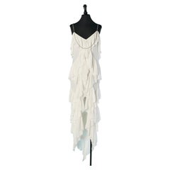 Robe de soirée en jersey blanc à volants, ornée d'une chaîne en strass, ALEXANDRE VAUTHIER
