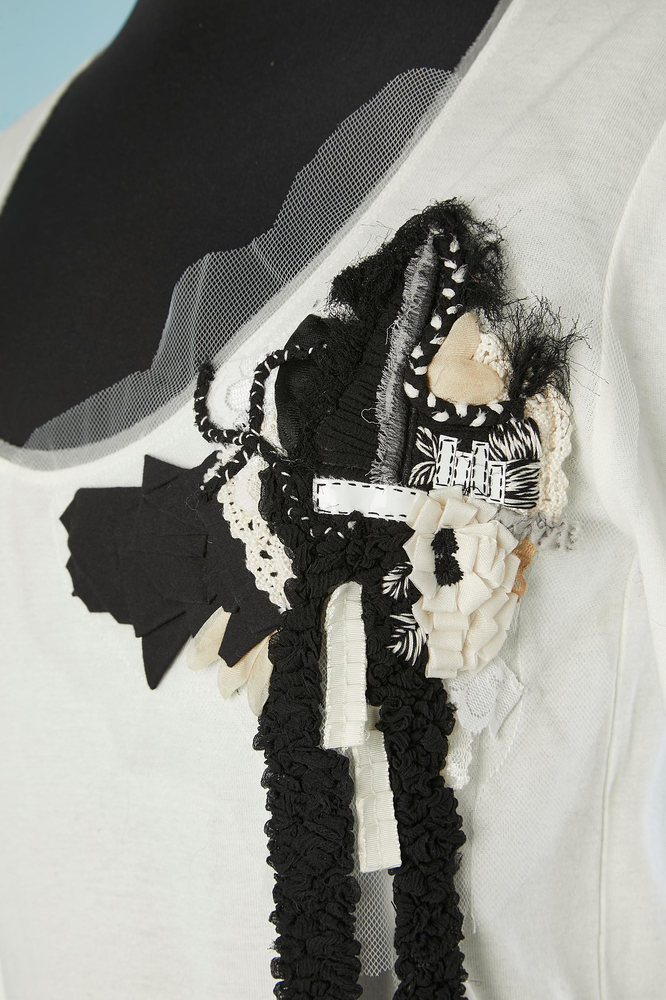 White jersey tee-shirt with ribbons, tulle , beads and passementerie appliqué.
SIZE M 