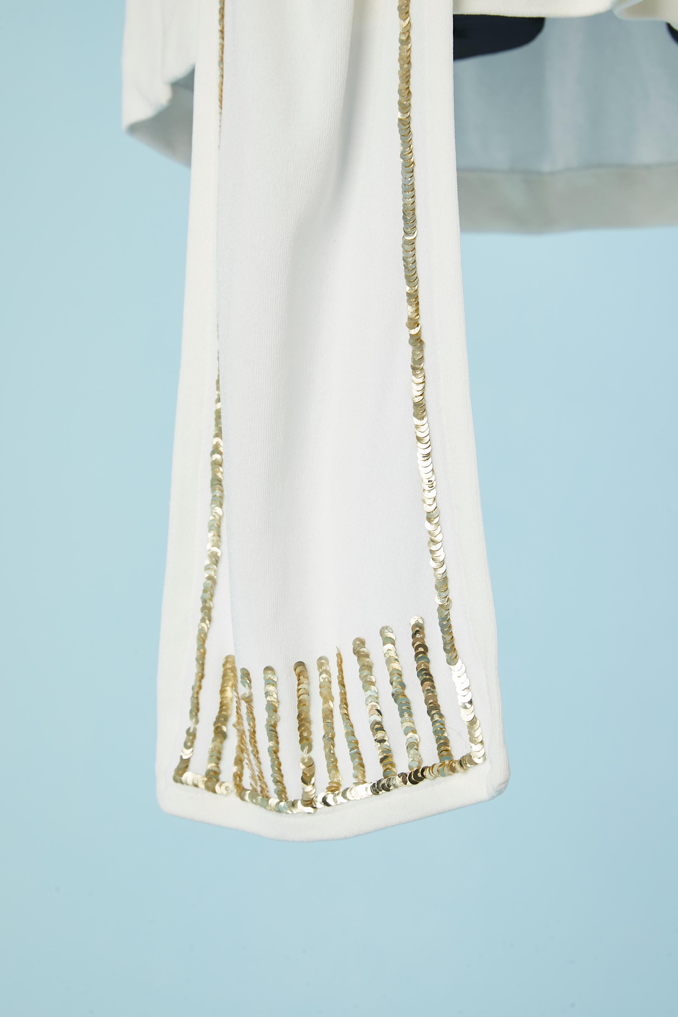 Gris Tunique en jersey blanc avec écharpe et bordures en paillettes dorées Azzaro Paris en vente