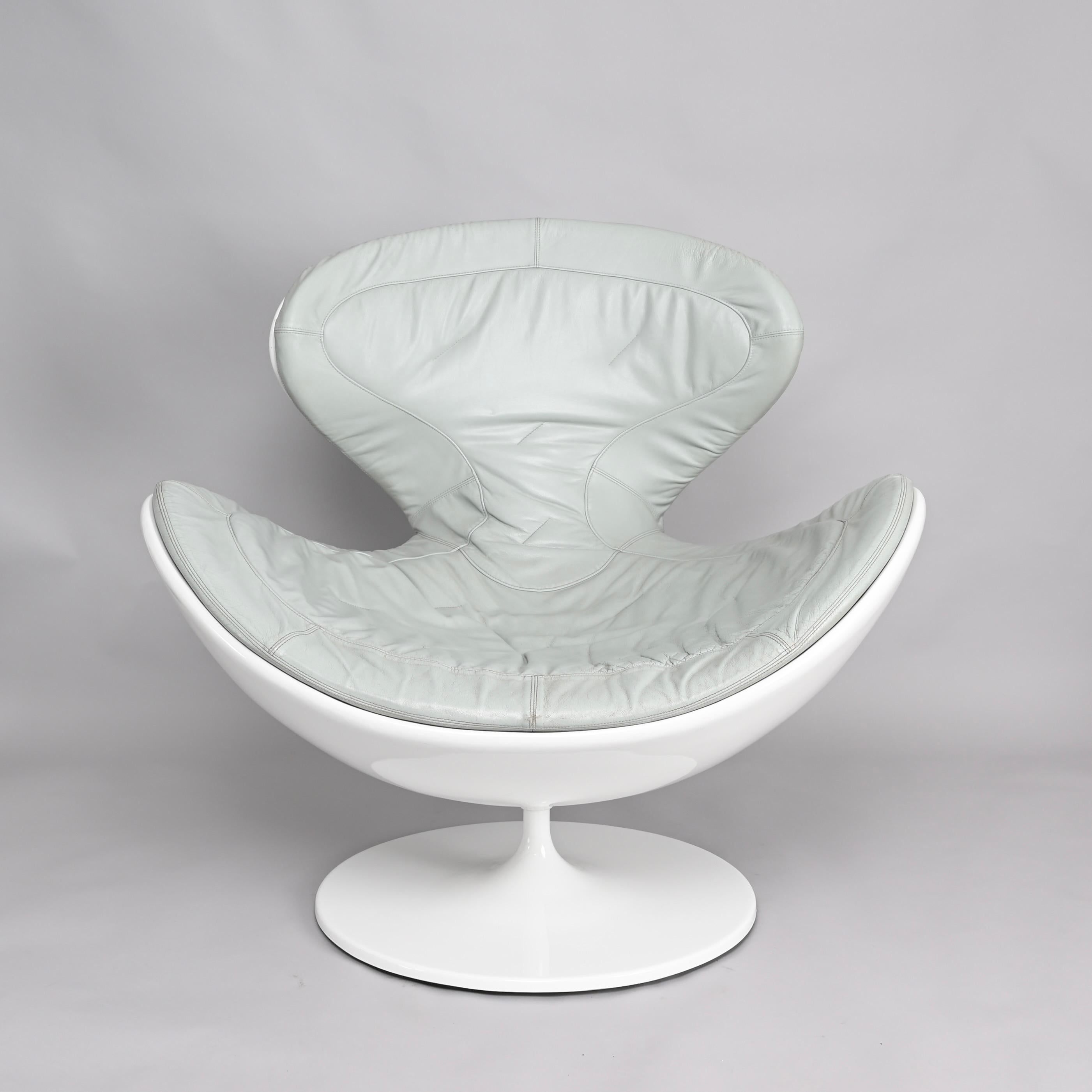 Fantastischer Jetsons-Drehsessel von Gugliemo Berchicci für Giovannetti in tollem grauen Leder mit weißer Glanzstruktur. Jetsons ist eine Hängematte, eine Chaiselongue, ein Thron, ein Nest und gleichzeitig dynamisch und modern.

Die Struktur dieses
