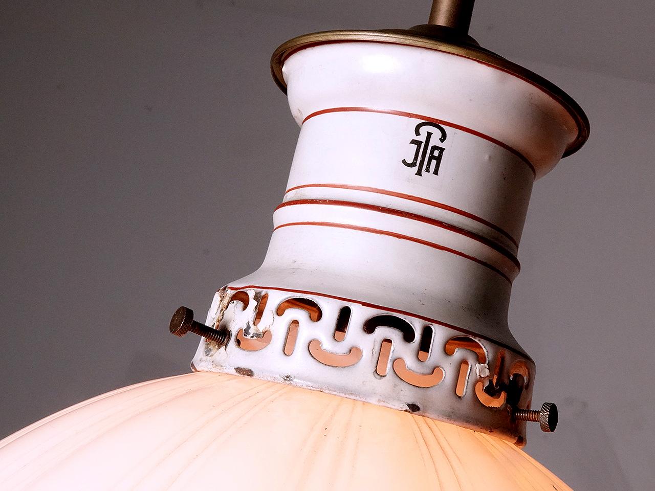 Questa lampada a gas appena cablata, firmata JIA, ha un piccolo corpo in porcellana bianca con un interessante anello di ritagli che rappresentano il logo della manifattura. Ha un grande paralume scanalato a cupola in vetro Clam Broth con un