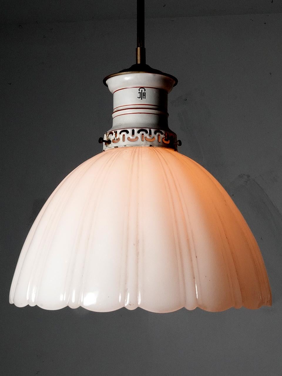 Tedesco Lampada a gas in porcellana JIA bianca con paralume a cupola scanalata in brodo di vongola in vendita