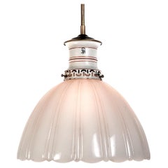 Lampe à gaz en porcelaine blanche JIA avec abat-jour à dôme cannelé en forme de palourde