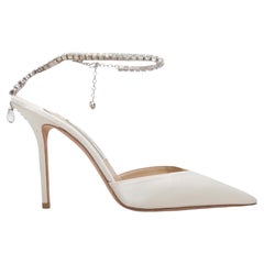 Escarpins Jimmy Choo blancs en satin à bout pointu, ornés de cristaux, taille 41,5