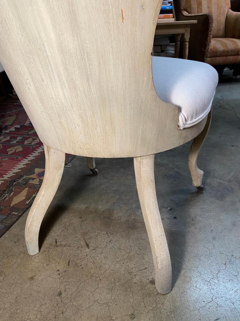 Voici un superbe ensemble de 2 chaises John Henry Belter blanches, une pièce exceptionnelle de mobilier ancien qui met en valeur l'artisanat exquis et l'élégance intemporelle de l'ère victorienne. Ces chaises sont rares et en très bon état, ce qui
