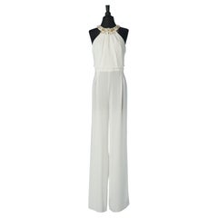 Weißer Jumpsuit mit Perlenstickerei am Halsausschnitt Gai Mattiolo Love to Love
