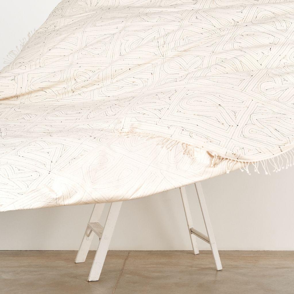 Moderne Couverture de lit Katha en coton entièrement brodée à la main par des artisans en vente