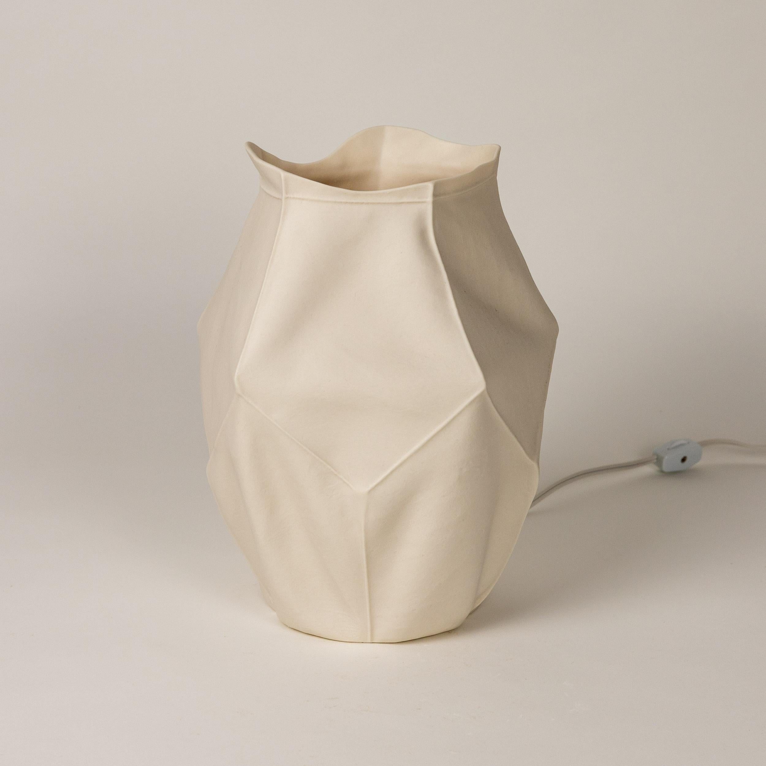 Weiße Kawa-Tischlampe von Luft Tanaka, Organische Moderne, Porzellan, Tischleuchte (21. Jahrhundert und zeitgenössisch) im Angebot