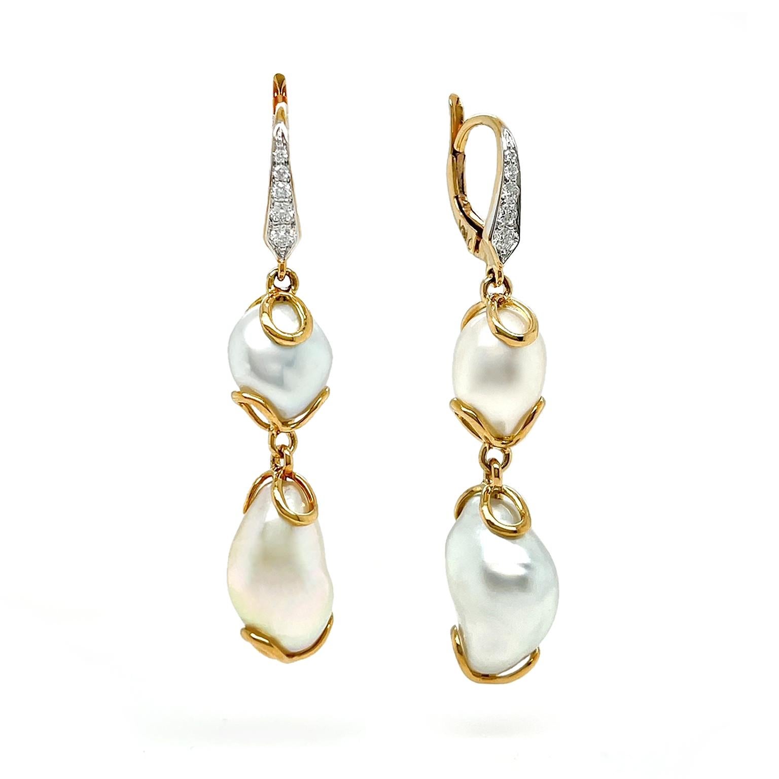 Die verschiedenen Schattierungen der weißen Keshi-Perlen verleihen diesen Ohrringen ihre Eleganz. Mit Diamanten besetzte 18-karätige Gelbgold-Hebel sind mit goldenen Schlaufen verbunden, die eine kleinere ovale Perle sichern, während eine weitere