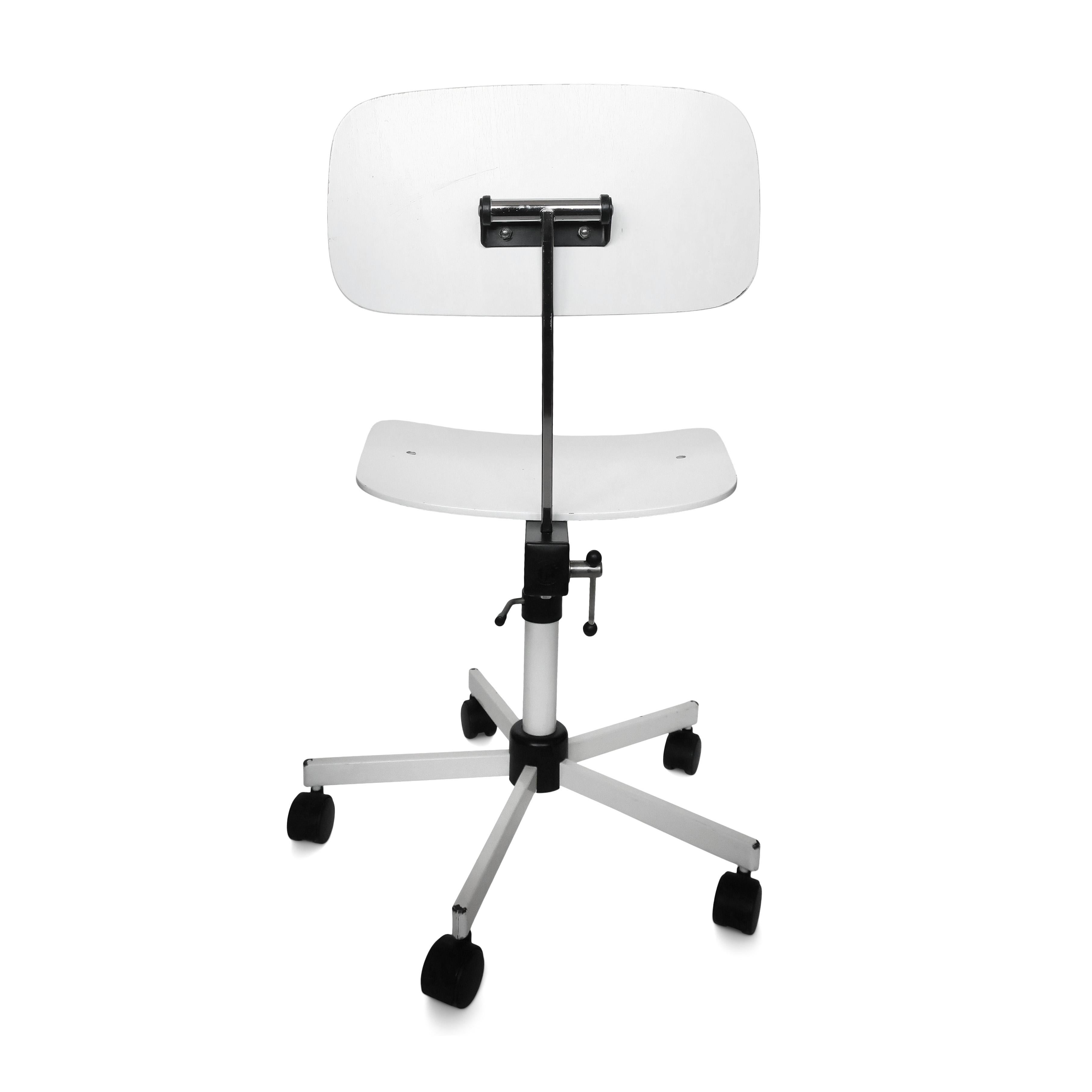 White Kevi Desk Chair In Good Condition In Brooklyn, NY