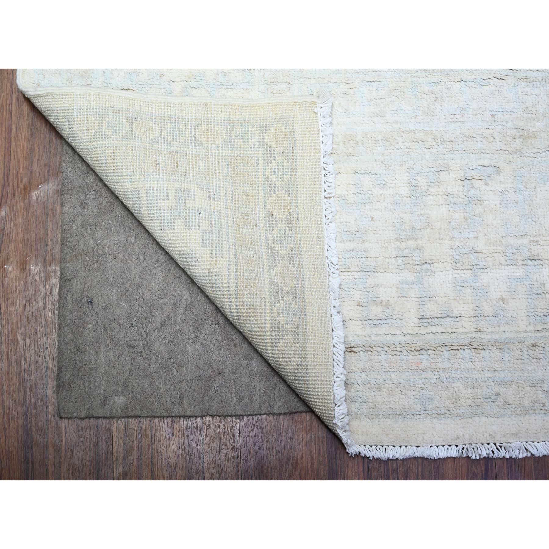 Tapis oriental Khotan à motif de grenades noué à la main 7'10