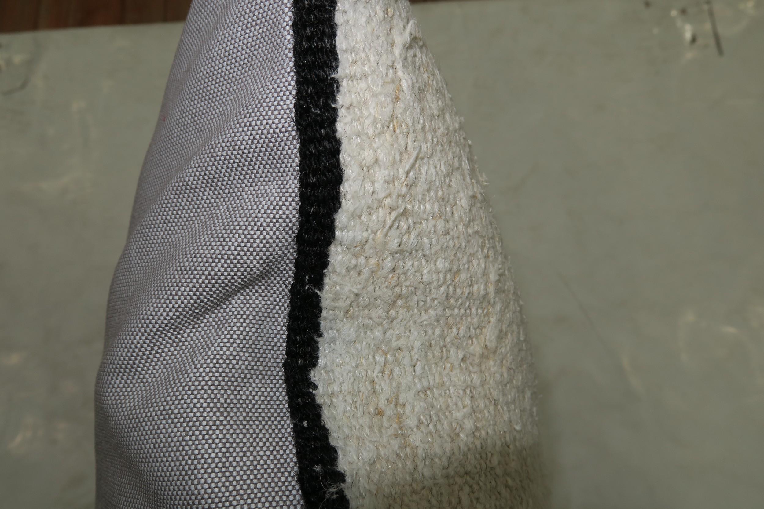 Weißes Kelim-Kissen mit schwarzen Streifen (Futuristisch) im Angebot