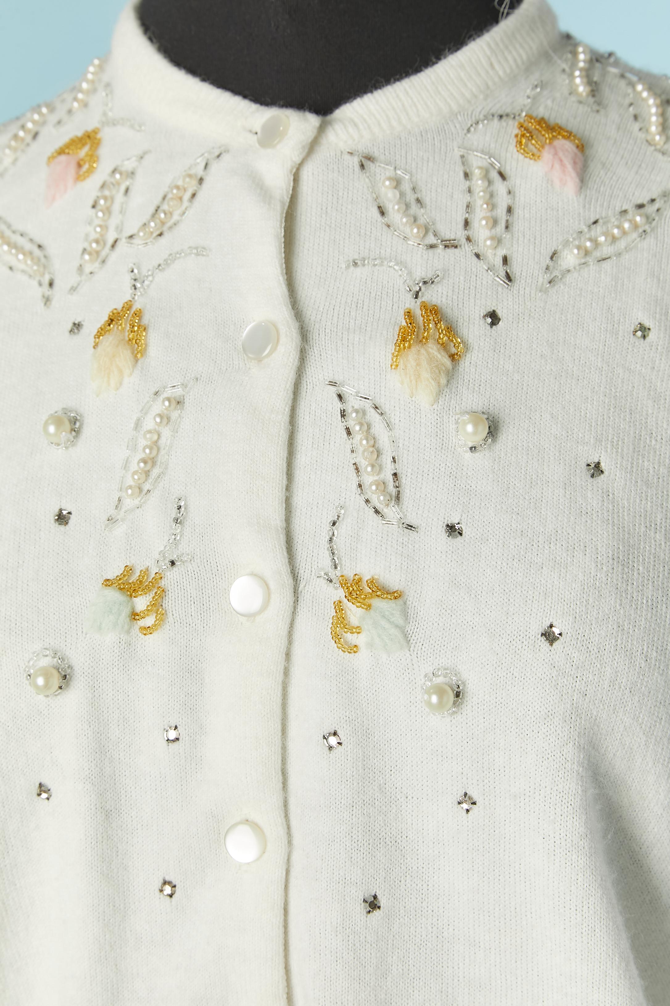 Weiße Strickjacke aus Acryl mit Perlen und Strasssteinen. Größe M 