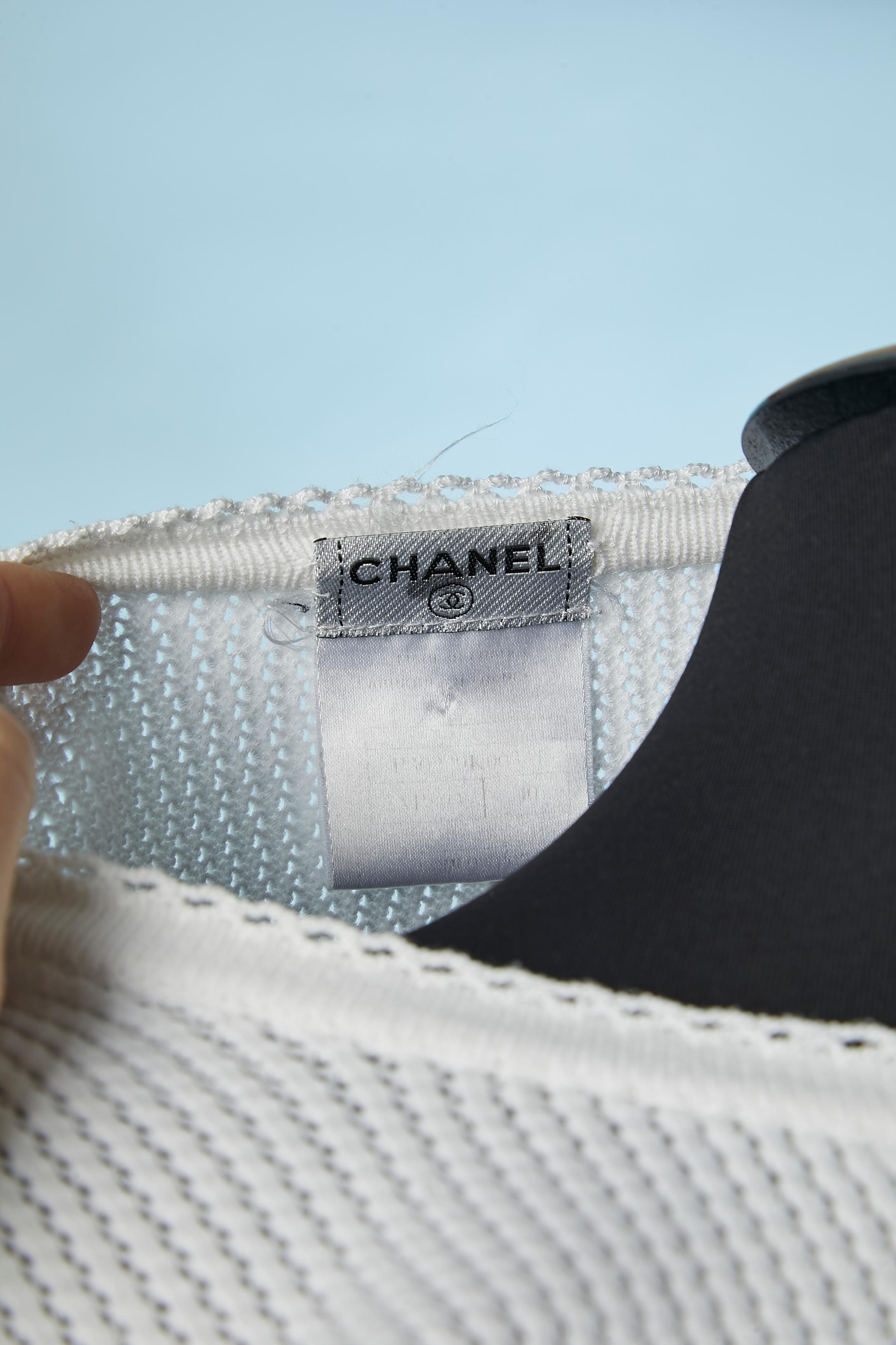 Weiße Strickjacke mit Strassknöpfen Chanel  im Angebot 2
