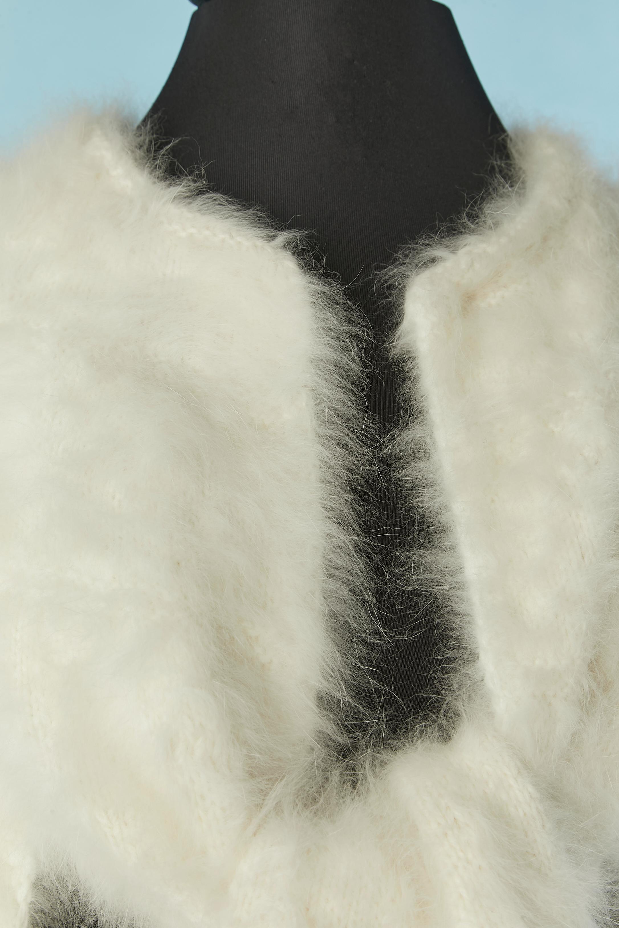 Mantella in mohair a maglia bianca con sciarpa. Non c'è l'etichetta della composizione del tessuto per la fodera, ma probabilmente si tratta di rayon. 
TAGLIA M 