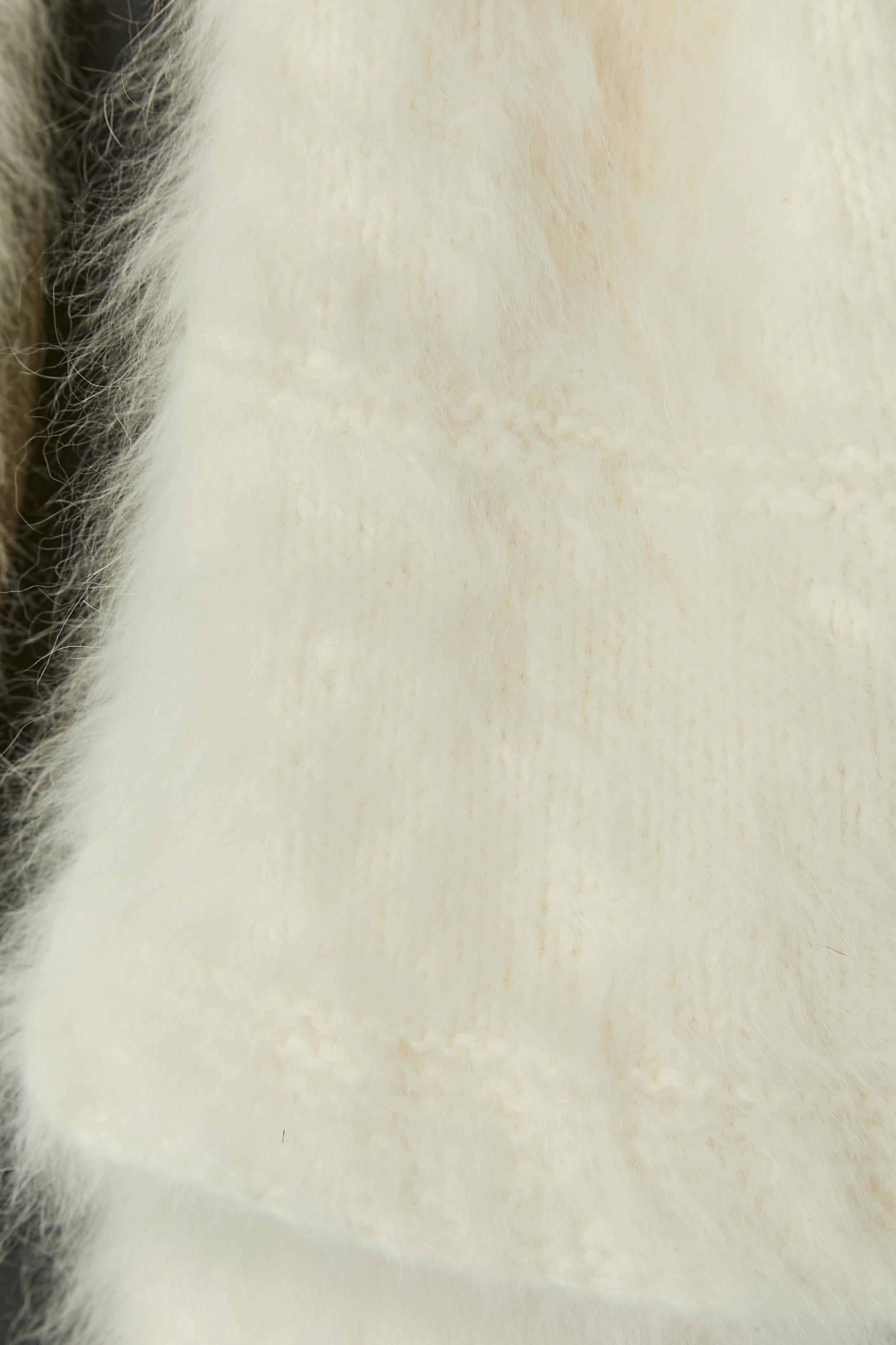 Grigio Mantella in mohair a maglia bianca con sciarpa Circa anni '60 in vendita