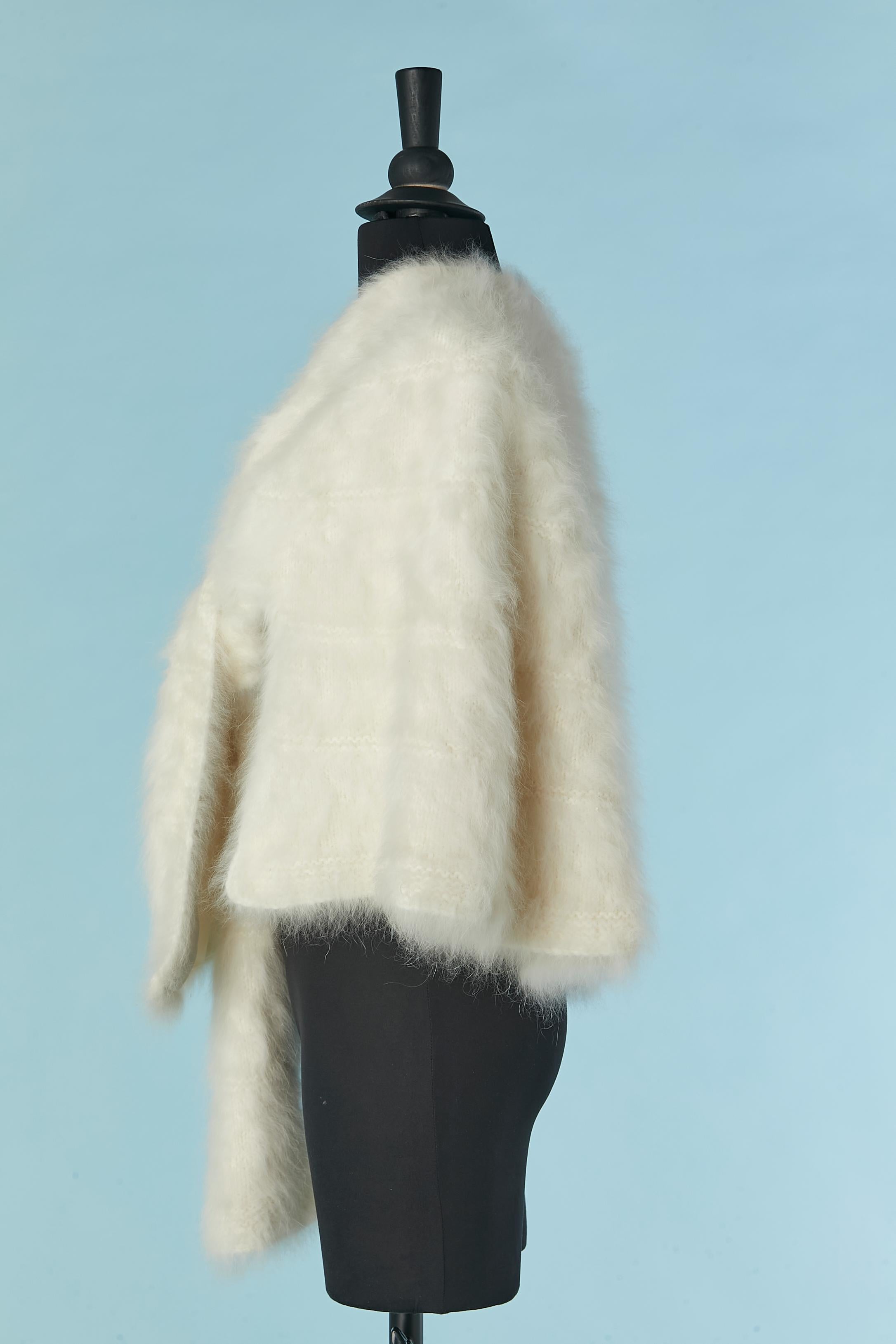 Mantella in mohair a maglia bianca con sciarpa Circa anni '60 In condizioni ottime in vendita a Saint-Ouen-Sur-Seine, FR