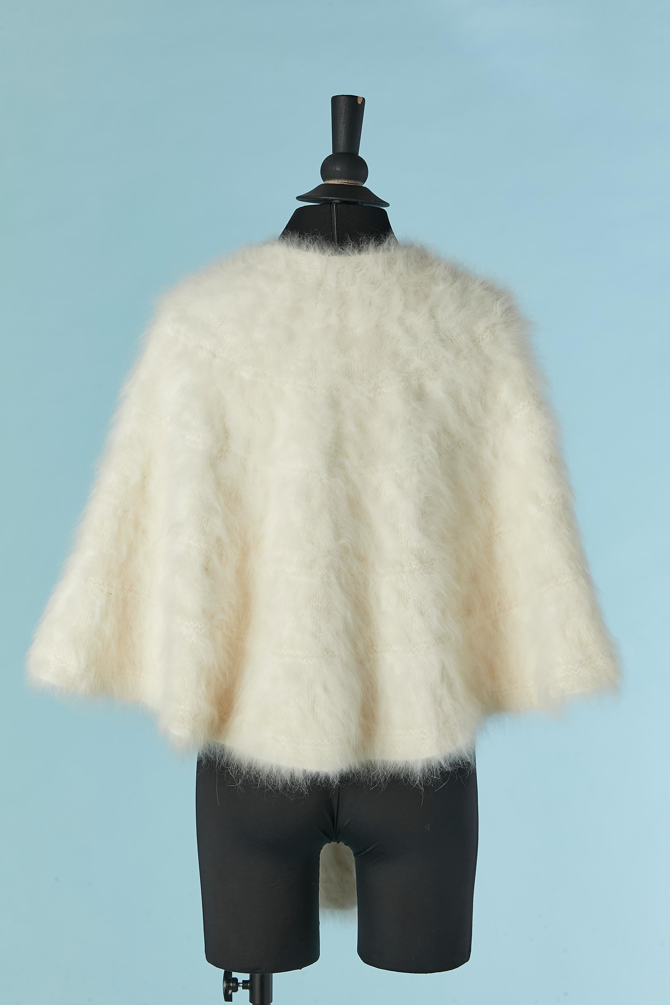 Donna Mantella in mohair a maglia bianca con sciarpa Circa anni '60 in vendita