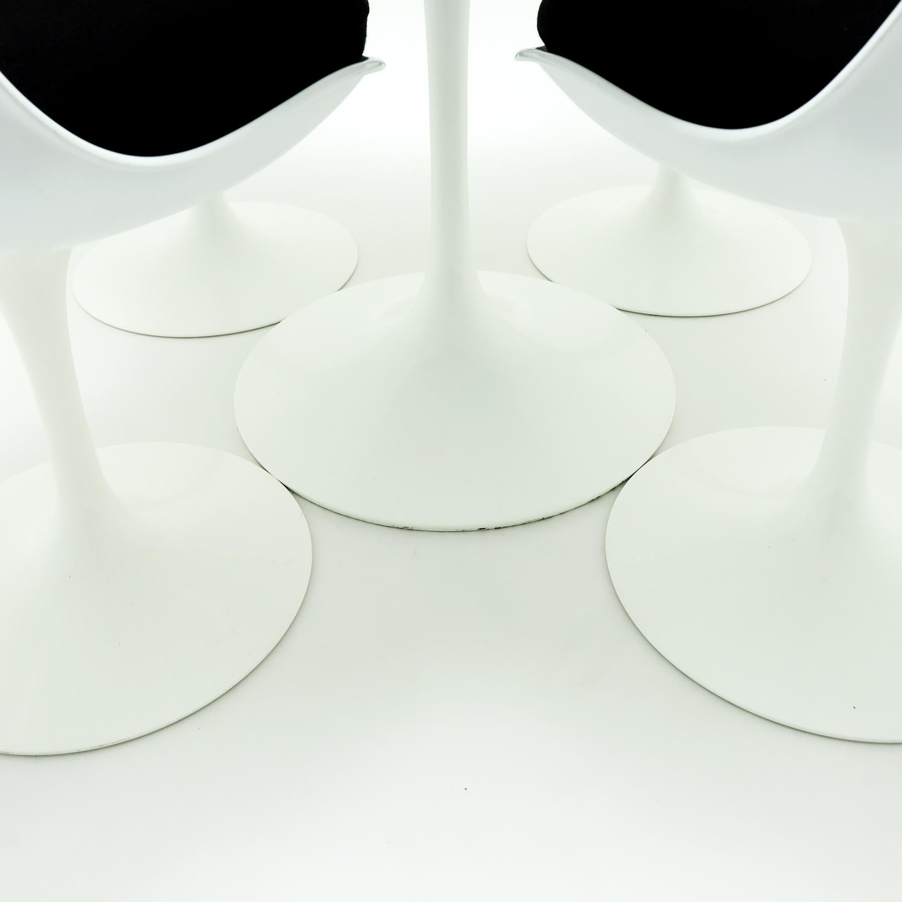 White Knoll, Saarinen Calacatta marble tulip dining table with 4 matching chairs For Sale 3