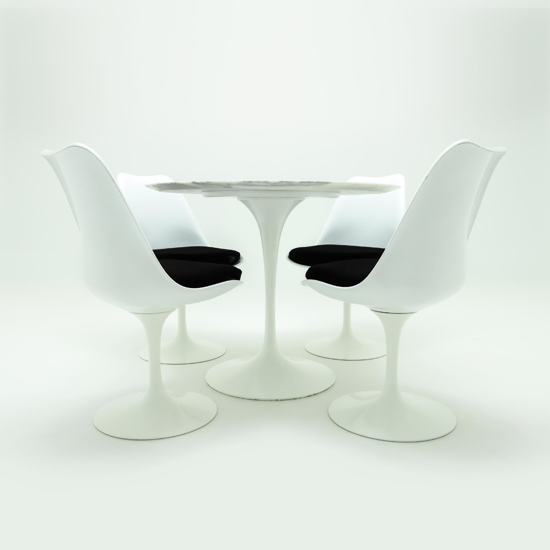 Eine ikonische weiße Tulpen-Essgarnitur von Eero Saarinen, Knoll, mit einer Platte aus Calacatta-Marmor und 4 passenden Tulpenstühlen von Saarinen, Knoll, mit den originalen Sitzpads und Bezügen. 

Es handelt sich um eine klassische und ikonische