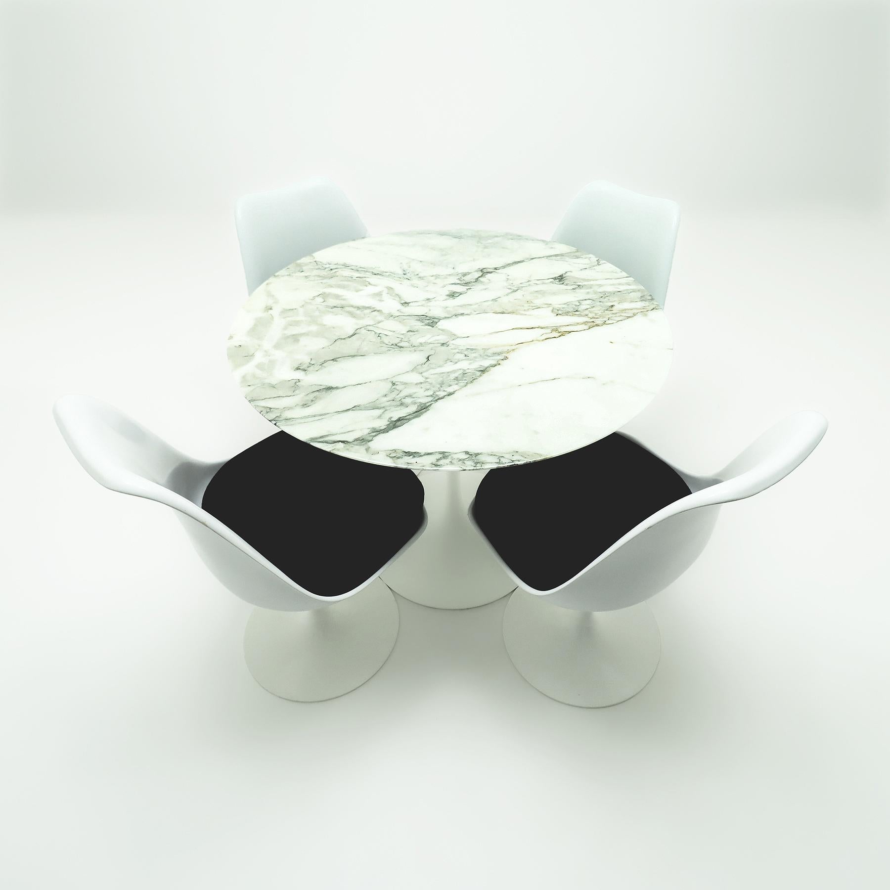 Weißer Knoll, Saarinen Calacatta-Marmor- Tulpen-Esstisch mit 4 passenden Stühlen (Moderne der Mitte des Jahrhunderts) im Angebot