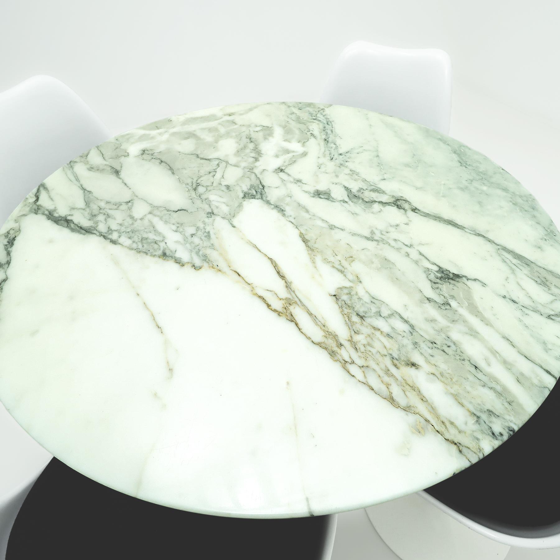 Weißer Knoll, Saarinen Calacatta-Marmor- Tulpen-Esstisch mit 4 passenden Stühlen im Zustand „Gut“ im Angebot in Highclere, Newbury