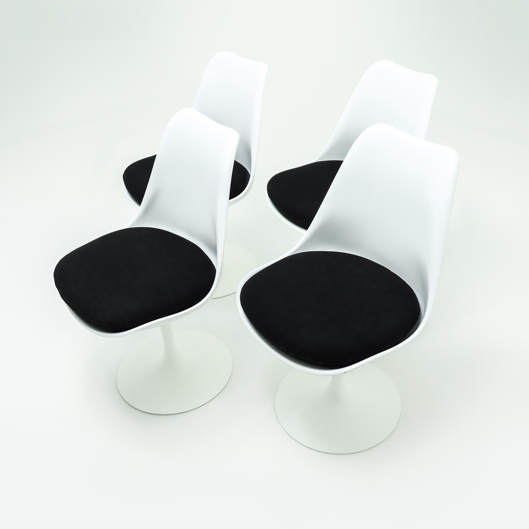Aluminium Table de salle à manger tulipe Saarinen Calacatta en marbre blanc Knoll avec 4 chaises assorties en vente